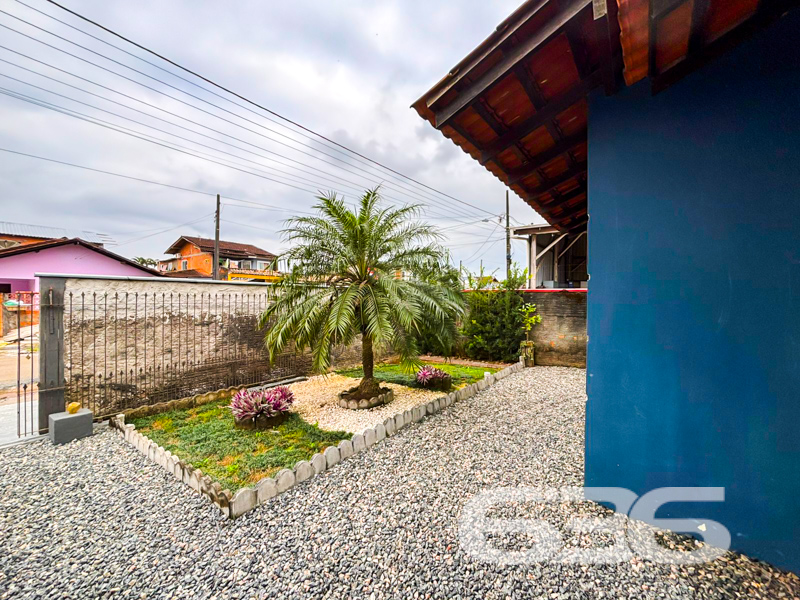 Seu novo lar no Morro do Meio espera por você!
Essa charmosa residência térrea une conforto, funcionalidade e excelente aproveitamento do terreno. Com 91m² de área, ela foi projetada para quem busca viver bem, com estilo e praticidade.
A área íntima conta com 2 dormitórios confortáveis e um banheiro social com ótimo padrão de acabamento. Toda a casa é muito bem ventilada e iluminada naturalmente. A sensação é de aconchego e zelo em cada ambiente.
Na parte externa, há espaço de sobra: garagem coberta para 1 veículo e amplo espaço de estacionamento nos fundos para até 6 veículos descobertos, ideal para quem recebe visitas com frequência ou possui mais de um carro.
Além disso, a localização estratégica oferece fácil acesso a escolas, comércios e serviços essenciais.
Agende sua visita e venha se encantar!
636 NEGÓCIOS IMOBILIÁRIOS: A SUA MELHOR ESCOLHA
Com mais de 30 anos de experiência, a 636 Negócios Imobiliários é sua parceira ideal para encontrar o imóvel perfeito. Estamos prontos para ajudá-lo a fazer deste imóvel o seu novo lar.
Telefone: (47) 3451-0636
WhatsApp: (47) 99190-0636
Não perca esta oportunidade única. Visite nosso site para mais informações: i636.com.br