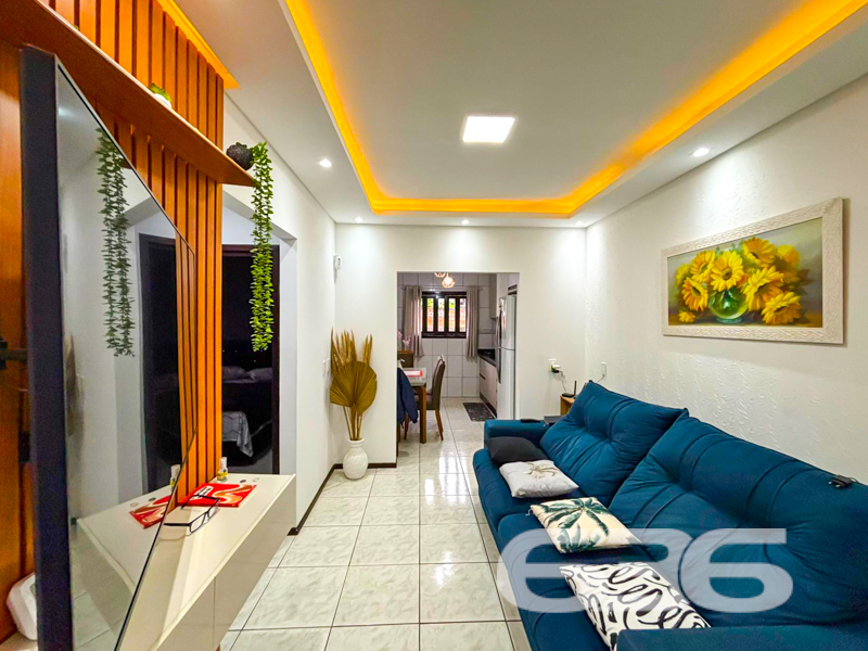 Seu novo lar no Morro do Meio espera por você!
Essa charmosa residência térrea une conforto, funcionalidade e excelente aproveitamento do terreno. Com 91m² de área, ela foi projetada para quem busca viver bem, com estilo e praticidade.
A área íntima conta com 2 dormitórios confortáveis e um banheiro social com ótimo padrão de acabamento. Toda a casa é muito bem ventilada e iluminada naturalmente. A sensação é de aconchego e zelo em cada ambiente.
Na parte externa, há espaço de sobra: garagem coberta para 1 veículo e amplo espaço de estacionamento nos fundos para até 6 veículos descobertos, ideal para quem recebe visitas com frequência ou possui mais de um carro.
Além disso, a localização estratégica oferece fácil acesso a escolas, comércios e serviços essenciais.
Agende sua visita e venha se encantar!
636 NEGÓCIOS IMOBILIÁRIOS: A SUA MELHOR ESCOLHA
Com mais de 30 anos de experiência, a 636 Negócios Imobiliários é sua parceira ideal para encontrar o imóvel perfeito. Estamos prontos para ajudá-lo a fazer deste imóvel o seu novo lar.
Telefone: (47) 3451-0636
WhatsApp: (47) 99190-0636
Não perca esta oportunidade única. Visite nosso site para mais informações: i636.com.br