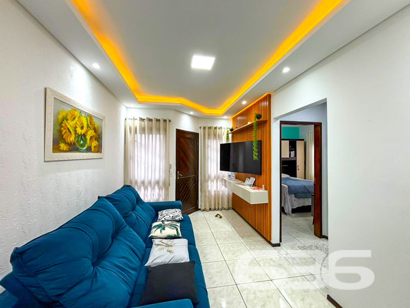 Seu novo lar no Morro do Meio espera por você!
Essa charmosa residência térrea une conforto, funcionalidade e excelente aproveitamento do terreno. Com 91m² de área, ela foi projetada para quem busca viver bem, com estilo e praticidade.
A área íntima conta com 2 dormitórios confortáveis e um banheiro social com ótimo padrão de acabamento. Toda a casa é muito bem ventilada e iluminada naturalmente. A sensação é de aconchego e zelo em cada ambiente.
Na parte externa, há espaço de sobra: garagem coberta para 1 veículo e amplo espaço de estacionamento nos fundos para até 6 veículos descobertos, ideal para quem recebe visitas com frequência ou possui mais de um carro.
Além disso, a localização estratégica oferece fácil acesso a escolas, comércios e serviços essenciais.
Agende sua visita e venha se encantar!
636 NEGÓCIOS IMOBILIÁRIOS: A SUA MELHOR ESCOLHA
Com mais de 30 anos de experiência, a 636 Negócios Imobiliários é sua parceira ideal para encontrar o imóvel perfeito. Estamos prontos para ajudá-lo a fazer deste imóvel o seu novo lar.
Telefone: (47) 3451-0636
WhatsApp: (47) 99190-0636
Não perca esta oportunidade única. Visite nosso site para mais informações: i636.com.br