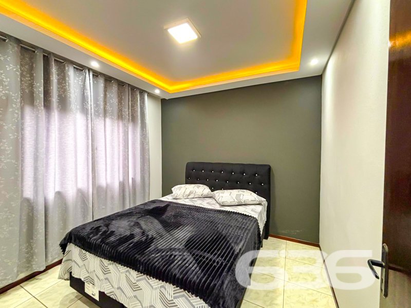 Seu novo lar no Morro do Meio espera por você!
Essa charmosa residência térrea une conforto, funcionalidade e excelente aproveitamento do terreno. Com 91m² de área, ela foi projetada para quem busca viver bem, com estilo e praticidade.
A área íntima conta com 2 dormitórios confortáveis e um banheiro social com ótimo padrão de acabamento. Toda a casa é muito bem ventilada e iluminada naturalmente. A sensação é de aconchego e zelo em cada ambiente.
Na parte externa, há espaço de sobra: garagem coberta para 1 veículo e amplo espaço de estacionamento nos fundos para até 6 veículos descobertos, ideal para quem recebe visitas com frequência ou possui mais de um carro.
Além disso, a localização estratégica oferece fácil acesso a escolas, comércios e serviços essenciais.
Agende sua visita e venha se encantar!
636 NEGÓCIOS IMOBILIÁRIOS: A SUA MELHOR ESCOLHA
Com mais de 30 anos de experiência, a 636 Negócios Imobiliários é sua parceira ideal para encontrar o imóvel perfeito. Estamos prontos para ajudá-lo a fazer deste imóvel o seu novo lar.
Telefone: (47) 3451-0636
WhatsApp: (47) 99190-0636
Não perca esta oportunidade única. Visite nosso site para mais informações: i636.com.br