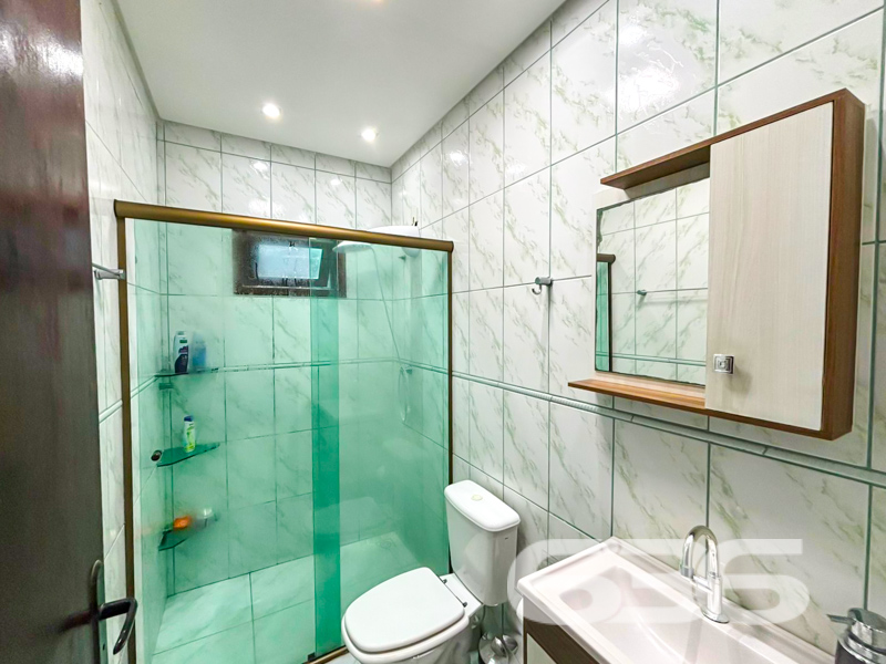 Seu novo lar no Morro do Meio espera por você!
Essa charmosa residência térrea une conforto, funcionalidade e excelente aproveitamento do terreno. Com 91m² de área, ela foi projetada para quem busca viver bem, com estilo e praticidade.
A área íntima conta com 2 dormitórios confortáveis e um banheiro social com ótimo padrão de acabamento. Toda a casa é muito bem ventilada e iluminada naturalmente. A sensação é de aconchego e zelo em cada ambiente.
Na parte externa, há espaço de sobra: garagem coberta para 1 veículo e amplo espaço de estacionamento nos fundos para até 6 veículos descobertos, ideal para quem recebe visitas com frequência ou possui mais de um carro.
Além disso, a localização estratégica oferece fácil acesso a escolas, comércios e serviços essenciais.
Agende sua visita e venha se encantar!
636 NEGÓCIOS IMOBILIÁRIOS: A SUA MELHOR ESCOLHA
Com mais de 30 anos de experiência, a 636 Negócios Imobiliários é sua parceira ideal para encontrar o imóvel perfeito. Estamos prontos para ajudá-lo a fazer deste imóvel o seu novo lar.
Telefone: (47) 3451-0636
WhatsApp: (47) 99190-0636
Não perca esta oportunidade única. Visite nosso site para mais informações: i636.com.br