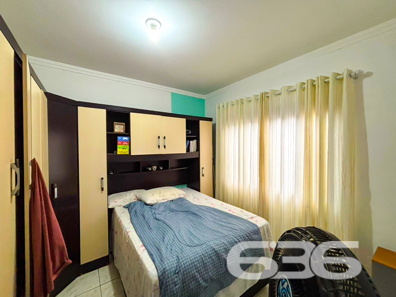 Seu novo lar no Morro do Meio espera por você!
Essa charmosa residência térrea une conforto, funcionalidade e excelente aproveitamento do terreno. Com 91m² de área, ela foi projetada para quem busca viver bem, com estilo e praticidade.
A área íntima conta com 2 dormitórios confortáveis e um banheiro social com ótimo padrão de acabamento. Toda a casa é muito bem ventilada e iluminada naturalmente. A sensação é de aconchego e zelo em cada ambiente.
Na parte externa, há espaço de sobra: garagem coberta para 1 veículo e amplo espaço de estacionamento nos fundos para até 6 veículos descobertos, ideal para quem recebe visitas com frequência ou possui mais de um carro.
Além disso, a localização estratégica oferece fácil acesso a escolas, comércios e serviços essenciais.
Agende sua visita e venha se encantar!
636 NEGÓCIOS IMOBILIÁRIOS: A SUA MELHOR ESCOLHA
Com mais de 30 anos de experiência, a 636 Negócios Imobiliários é sua parceira ideal para encontrar o imóvel perfeito. Estamos prontos para ajudá-lo a fazer deste imóvel o seu novo lar.
Telefone: (47) 3451-0636
WhatsApp: (47) 99190-0636
Não perca esta oportunidade única. Visite nosso site para mais informações: i636.com.br