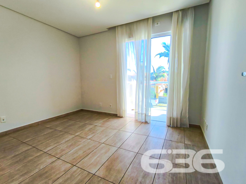 Residência Geminada Térrea à Venda no Aventureiro – Praticidade, Conforto e Excelente Localização!
Se você está em busca de um imóvel completo, funcional e pronto para morar, esta é a sua oportunidade! Localizado no bairro Aventureiro em Joinville/SC, este geminado térreo é ideal para quem busca um lar bem planejado, com excelente aproveitamento de espaço, acabamento moderno e uma área externa perfeita para momentos de lazer em família.
Com 58,07m² de área, esta residência conta com dois dormitórios bem iluminados, banheiro social e um prático lavabo adicional. A área social é integrada, com sala, copa e cozinha conjugadas, trazendo amplitude e praticidade ao dia a dia. Os móveis planejados da cozinha permanecem no imóvel, agregando ainda mais valor e comodidade.
Não perca essa oportunidade única de conquistar seu novo lar com a credibilidade de quem entende do mercado: a 636 Negócios Imobiliários. São mais de 30 anos de experiência, excelência técnico-jurídica e uma equipe pronta para mediar o melhor negócio para você.
636 NEGÓCIOS IMOBILIÁRIOS: A SUA MELHOR ESCOLHA
Com mais de 30 anos de experiência, a 636 Negócios Imobiliários é sua parceira ideal para encontrar o imóvel perfeito. Estamos prontos para ajudá-lo a fazer deste imóvel o seu novo lar.
Telefone: (47) 3451-0636
WhatsApp: (47) 99190-0636
Não perca esta oportunidade única. Visite nosso site para mais informações: i636.com.br