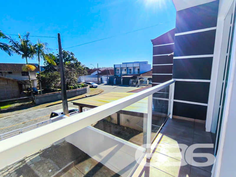 Residência Geminada Térrea à Venda no Aventureiro – Praticidade, Conforto e Excelente Localização!
Se você está em busca de um imóvel completo, funcional e pronto para morar, esta é a sua oportunidade! Localizado no bairro Aventureiro em Joinville/SC, este geminado térreo é ideal para quem busca um lar bem planejado, com excelente aproveitamento de espaço, acabamento moderno e uma área externa perfeita para momentos de lazer em família.
Com 58,07m² de área, esta residência conta com dois dormitórios bem iluminados, banheiro social e um prático lavabo adicional. A área social é integrada, com sala, copa e cozinha conjugadas, trazendo amplitude e praticidade ao dia a dia. Os móveis planejados da cozinha permanecem no imóvel, agregando ainda mais valor e comodidade.
Não perca essa oportunidade única de conquistar seu novo lar com a credibilidade de quem entende do mercado: a 636 Negócios Imobiliários. São mais de 30 anos de experiência, excelência técnico-jurídica e uma equipe pronta para mediar o melhor negócio para você.
636 NEGÓCIOS IMOBILIÁRIOS: A SUA MELHOR ESCOLHA
Com mais de 30 anos de experiência, a 636 Negócios Imobiliários é sua parceira ideal para encontrar o imóvel perfeito. Estamos prontos para ajudá-lo a fazer deste imóvel o seu novo lar.
Telefone: (47) 3451-0636
WhatsApp: (47) 99190-0636
Não perca esta oportunidade única. Visite nosso site para mais informações: i636.com.br