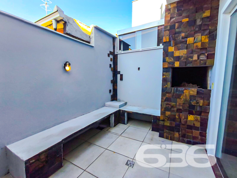 Residência Geminada Térrea à Venda no Aventureiro – Praticidade, Conforto e Excelente Localização!
Se você está em busca de um imóvel completo, funcional e pronto para morar, esta é a sua oportunidade! Localizado no bairro Aventureiro em Joinville/SC, este geminado térreo é ideal para quem busca um lar bem planejado, com excelente aproveitamento de espaço, acabamento moderno e uma área externa perfeita para momentos de lazer em família.
Com 58,07m² de área, esta residência conta com dois dormitórios bem iluminados, banheiro social e um prático lavabo adicional. A área social é integrada, com sala, copa e cozinha conjugadas, trazendo amplitude e praticidade ao dia a dia. Os móveis planejados da cozinha permanecem no imóvel, agregando ainda mais valor e comodidade.
Não perca essa oportunidade única de conquistar seu novo lar com a credibilidade de quem entende do mercado: a 636 Negócios Imobiliários. São mais de 30 anos de experiência, excelência técnico-jurídica e uma equipe pronta para mediar o melhor negócio para você.
636 NEGÓCIOS IMOBILIÁRIOS: A SUA MELHOR ESCOLHA
Com mais de 30 anos de experiência, a 636 Negócios Imobiliários é sua parceira ideal para encontrar o imóvel perfeito. Estamos prontos para ajudá-lo a fazer deste imóvel o seu novo lar.
Telefone: (47) 3451-0636
WhatsApp: (47) 99190-0636
Não perca esta oportunidade única. Visite nosso site para mais informações: i636.com.br