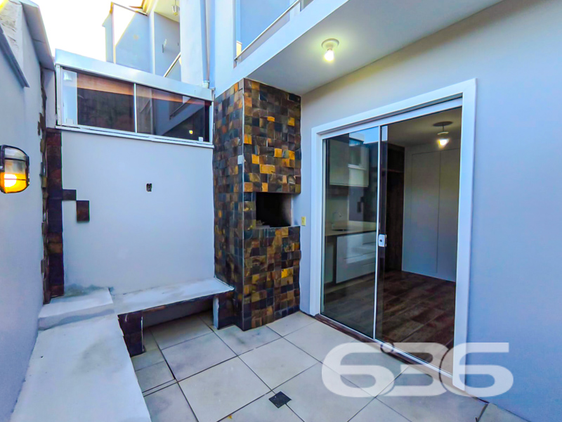 Residência Geminada Térrea à Venda no Aventureiro – Praticidade, Conforto e Excelente Localização!
Se você está em busca de um imóvel completo, funcional e pronto para morar, esta é a sua oportunidade! Localizado no bairro Aventureiro em Joinville/SC, este geminado térreo é ideal para quem busca um lar bem planejado, com excelente aproveitamento de espaço, acabamento moderno e uma área externa perfeita para momentos de lazer em família.
Com 58,07m² de área, esta residência conta com dois dormitórios bem iluminados, banheiro social e um prático lavabo adicional. A área social é integrada, com sala, copa e cozinha conjugadas, trazendo amplitude e praticidade ao dia a dia. Os móveis planejados da cozinha permanecem no imóvel, agregando ainda mais valor e comodidade.
Não perca essa oportunidade única de conquistar seu novo lar com a credibilidade de quem entende do mercado: a 636 Negócios Imobiliários. São mais de 30 anos de experiência, excelência técnico-jurídica e uma equipe pronta para mediar o melhor negócio para você.
636 NEGÓCIOS IMOBILIÁRIOS: A SUA MELHOR ESCOLHA
Com mais de 30 anos de experiência, a 636 Negócios Imobiliários é sua parceira ideal para encontrar o imóvel perfeito. Estamos prontos para ajudá-lo a fazer deste imóvel o seu novo lar.
Telefone: (47) 3451-0636
WhatsApp: (47) 99190-0636
Não perca esta oportunidade única. Visite nosso site para mais informações: i636.com.br