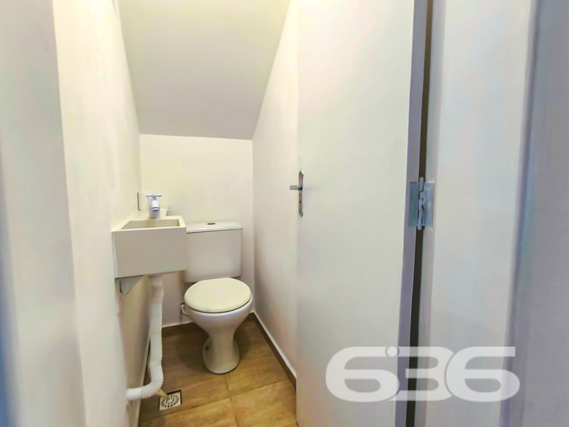 Residência Geminada Térrea à Venda no Aventureiro – Praticidade, Conforto e Excelente Localização!
Se você está em busca de um imóvel completo, funcional e pronto para morar, esta é a sua oportunidade! Localizado no bairro Aventureiro em Joinville/SC, este geminado térreo é ideal para quem busca um lar bem planejado, com excelente aproveitamento de espaço, acabamento moderno e uma área externa perfeita para momentos de lazer em família.
Com 58,07m² de área, esta residência conta com dois dormitórios bem iluminados, banheiro social e um prático lavabo adicional. A área social é integrada, com sala, copa e cozinha conjugadas, trazendo amplitude e praticidade ao dia a dia. Os móveis planejados da cozinha permanecem no imóvel, agregando ainda mais valor e comodidade.
Não perca essa oportunidade única de conquistar seu novo lar com a credibilidade de quem entende do mercado: a 636 Negócios Imobiliários. São mais de 30 anos de experiência, excelência técnico-jurídica e uma equipe pronta para mediar o melhor negócio para você.
636 NEGÓCIOS IMOBILIÁRIOS: A SUA MELHOR ESCOLHA
Com mais de 30 anos de experiência, a 636 Negócios Imobiliários é sua parceira ideal para encontrar o imóvel perfeito. Estamos prontos para ajudá-lo a fazer deste imóvel o seu novo lar.
Telefone: (47) 3451-0636
WhatsApp: (47) 99190-0636
Não perca esta oportunidade única. Visite nosso site para mais informações: i636.com.br