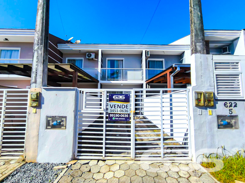 Residência Geminada Térrea à Venda no Aventureiro – Praticidade, Conforto e Excelente Localização!
Se você está em busca de um imóvel completo, funcional e pronto para morar, esta é a sua oportunidade! Localizado no bairro Aventureiro em Joinville/SC, este geminado térreo é ideal para quem busca um lar bem planejado, com excelente aproveitamento de espaço, acabamento moderno e uma área externa perfeita para momentos de lazer em família.
Com 58,07m² de área, esta residência conta com dois dormitórios bem iluminados, banheiro social e um prático lavabo adicional. A área social é integrada, com sala, copa e cozinha conjugadas, trazendo amplitude e praticidade ao dia a dia. Os móveis planejados da cozinha permanecem no imóvel, agregando ainda mais valor e comodidade.
Não perca essa oportunidade única de conquistar seu novo lar com a credibilidade de quem entende do mercado: a 636 Negócios Imobiliários. São mais de 30 anos de experiência, excelência técnico-jurídica e uma equipe pronta para mediar o melhor negócio para você.
636 NEGÓCIOS IMOBILIÁRIOS: A SUA MELHOR ESCOLHA
Com mais de 30 anos de experiência, a 636 Negócios Imobiliários é sua parceira ideal para encontrar o imóvel perfeito. Estamos prontos para ajudá-lo a fazer deste imóvel o seu novo lar.
Telefone: (47) 3451-0636
WhatsApp: (47) 99190-0636
Não perca esta oportunidade única. Visite nosso site para mais informações: i636.com.br