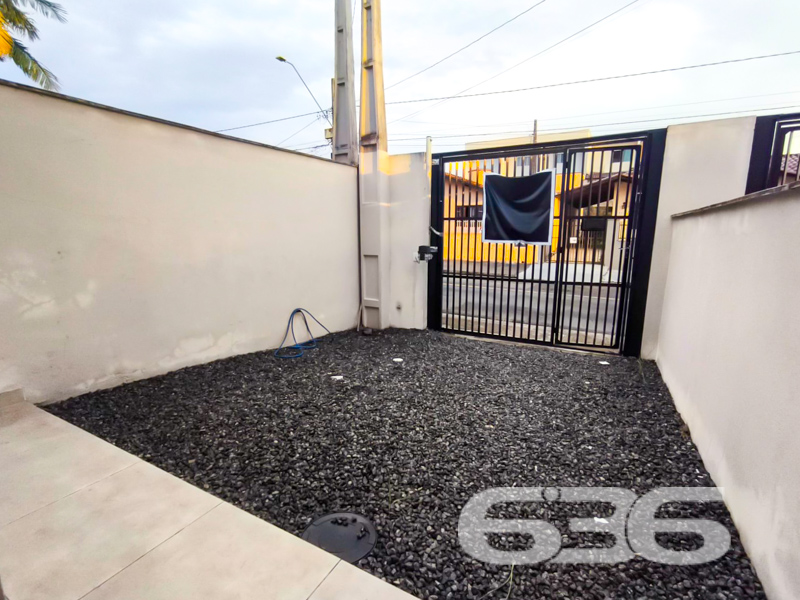 Excelente oportunidade em Joinville – Geminado térreo no Adhemar Garcia, pronto para morar!
Você está buscando um imóvel funcional, aconchegante e com excelente localização? Apresentamos esta residência geminada térrea, com 58,54m² de área, situada no bairro Adhemar Garcia – uma das regiões que mais cresce e se valoriza em Joinville/SC. Estuda permuta.
Em um terreno com 86m², esta casa surpreende pelo aproveitamento inteligente dos espaços. A fachada moderna e o acabamento contemporâneo se destacam logo na entrada, com portão eletrônico, garagem coberta e jardim com pedras decorativas.
Seu interior conta com 2 dormitórios bem ventilados, sendo que um deles já dispõe de ar-condicionado. A sala, copa e cozinha são integradas em um ambiente amplo e funcional, com um toque artístico especial: um painel decorativo que imprime personalidade ao espaço.
Na parte dos fundos, o destaque vai para o espaço gourmet com churrasqueira, ideal para reunir a família e amigos com privacidade e praticidade.
Diferenciais que valorizam ainda mais este imóvel:
Imóvel pronto para morar
Permanecem os aparelhos de ar-condicionado
Murado e seguro, com portão eletrônico
Localização privilegiada: rua pavimentada, próximo da praça mais charmosa do bairro, comércios, escolas, transporte público, hospitais, shopping e serviços essenciais
Permite animais de estimação
Ideal para quem busca praticidade, conforto e mobilidade. Ótima opção para morar ou investir em uma das regiões com melhor custo-benefício da cidade. Aceita permuta, consulte condições!
Não perca essa oportunidade única. Agende uma visita com a 636 Negócios Imobiliários e surpreenda-se!
636 NEGÓCIOS IMOBILIÁRIOS: A SUA MELHOR ESCOLHA
Com mais de 30 anos de experiência, a 636 Negócios Imobiliários é sua parceira ideal para encontrar o imóvel perfeito. Estamos prontos para ajudá-lo a fazer deste imóvel o seu novo lar.
Telefone: (47) 3451-0636
WhatsApp: (47) 99190-0636
Não perca esta oportunidade única. Visite nosso site para mais informações: i636.com.br