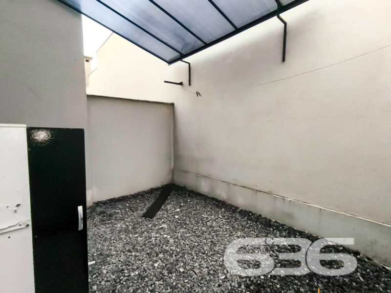 Excelente oportunidade em Joinville – Geminado térreo no Adhemar Garcia, pronto para morar!
Você está buscando um imóvel funcional, aconchegante e com excelente localização? Apresentamos esta residência geminada térrea, com 58,54m² de área, situada no bairro Adhemar Garcia – uma das regiões que mais cresce e se valoriza em Joinville/SC. Estuda permuta.
Em um terreno com 86m², esta casa surpreende pelo aproveitamento inteligente dos espaços. A fachada moderna e o acabamento contemporâneo se destacam logo na entrada, com portão eletrônico, garagem coberta e jardim com pedras decorativas.
Seu interior conta com 2 dormitórios bem ventilados, sendo que um deles já dispõe de ar-condicionado. A sala, copa e cozinha são integradas em um ambiente amplo e funcional, com um toque artístico especial: um painel decorativo que imprime personalidade ao espaço.
Na parte dos fundos, o destaque vai para o espaço gourmet com churrasqueira, ideal para reunir a família e amigos com privacidade e praticidade.
Diferenciais que valorizam ainda mais este imóvel:
Imóvel pronto para morar
Permanecem os aparelhos de ar-condicionado
Murado e seguro, com portão eletrônico
Localização privilegiada: rua pavimentada, próximo da praça mais charmosa do bairro, comércios, escolas, transporte público, hospitais, shopping e serviços essenciais
Permite animais de estimação
Ideal para quem busca praticidade, conforto e mobilidade. Ótima opção para morar ou investir em uma das regiões com melhor custo-benefício da cidade. Aceita permuta, consulte condições!
Não perca essa oportunidade única. Agende uma visita com a 636 Negócios Imobiliários e surpreenda-se!
636 NEGÓCIOS IMOBILIÁRIOS: A SUA MELHOR ESCOLHA
Com mais de 30 anos de experiência, a 636 Negócios Imobiliários é sua parceira ideal para encontrar o imóvel perfeito. Estamos prontos para ajudá-lo a fazer deste imóvel o seu novo lar.
Telefone: (47) 3451-0636
WhatsApp: (47) 99190-0636
Não perca esta oportunidade única. Visite nosso site para mais informações: i636.com.br