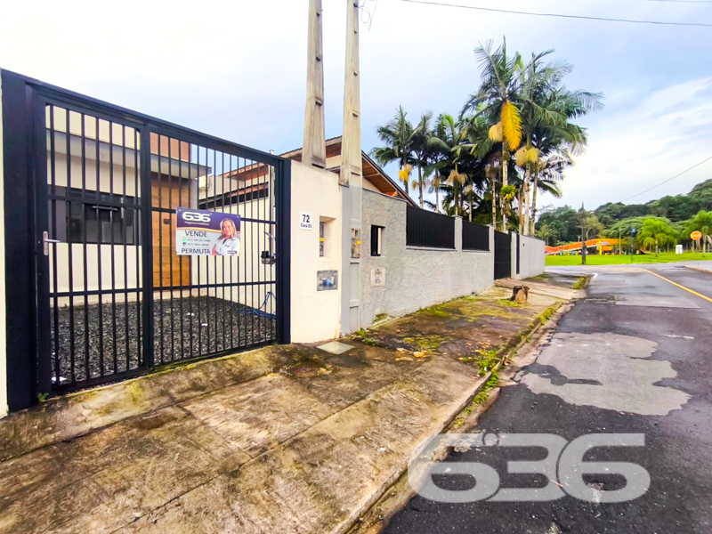Excelente oportunidade em Joinville – Geminado térreo no Adhemar Garcia, pronto para morar!
Você está buscando um imóvel funcional, aconchegante e com excelente localização? Apresentamos esta residência geminada térrea, com 58,54m² de área, situada no bairro Adhemar Garcia – uma das regiões que mais cresce e se valoriza em Joinville/SC. Estuda permuta.
Em um terreno com 86m², esta casa surpreende pelo aproveitamento inteligente dos espaços. A fachada moderna e o acabamento contemporâneo se destacam logo na entrada, com portão eletrônico, garagem coberta e jardim com pedras decorativas.
Seu interior conta com 2 dormitórios bem ventilados, sendo que um deles já dispõe de ar-condicionado. A sala, copa e cozinha são integradas em um ambiente amplo e funcional, com um toque artístico especial: um painel decorativo que imprime personalidade ao espaço.
Na parte dos fundos, o destaque vai para o espaço gourmet com churrasqueira, ideal para reunir a família e amigos com privacidade e praticidade.
Diferenciais que valorizam ainda mais este imóvel:
Imóvel pronto para morar
Permanecem os aparelhos de ar-condicionado
Murado e seguro, com portão eletrônico
Localização privilegiada: rua pavimentada, próximo da praça mais charmosa do bairro, comércios, escolas, transporte público, hospitais, shopping e serviços essenciais
Permite animais de estimação
Ideal para quem busca praticidade, conforto e mobilidade. Ótima opção para morar ou investir em uma das regiões com melhor custo-benefício da cidade. Aceita permuta, consulte condições!
Não perca essa oportunidade única. Agende uma visita com a 636 Negócios Imobiliários e surpreenda-se!
636 NEGÓCIOS IMOBILIÁRIOS: A SUA MELHOR ESCOLHA
Com mais de 30 anos de experiência, a 636 Negócios Imobiliários é sua parceira ideal para encontrar o imóvel perfeito. Estamos prontos para ajudá-lo a fazer deste imóvel o seu novo lar.
Telefone: (47) 3451-0636
WhatsApp: (47) 99190-0636
Não perca esta oportunidade única. Visite nosso site para mais informações: i636.com.br