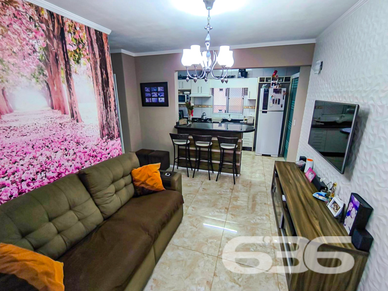 Conforto, praticidade e localização estratégica em Joinville: conheça este encantador apartamento no Guanabara!

Se você está em busca de um apartamento completo, aconchegante, pronto para morar e com excelente custo-benefício, esta é a oportunidade ideal!

Localizado no coração do bairro Guanabara — um dos mais tradicionais e valorizados de Joinville — este apartamento de 65,40m² une funcionalidade, bom gosto e conveniência. 

A área social conta com uma sala de estar e jantar integradas à cozinha, que possui móveis planejados, bancada em granito e excelente iluminação natural. O ambiente é harmonioso e ideal para receber visitas, com uma charmosa sacada que oferece ventilação cruzada e espaço para relaxar com privacidade.

São 2 dormitórios, sendo o principal já equipado com móveis sob medida, ar-condicionado e excelente armário embutido com portas espelhadas. O segundo dormitório é versátil, ideal para crianças, escritório ou quarto de hóspedes, e também conta com ar-condicionado.

O condomínio oferece 1 vagas de garagem cobertas, garantindo segurança e conforto para sua família. O acesso ao condomínio é facilitado por portão eletrônico, interfone e segurança perimetral, além de contar com uma estrutura murada, proporcionando mais tranquilidade no dia a dia.

Próximo a escolas, supermercados, farmácias, verdureiras, transporte público e comércios essenciais;

Fácil acesso ao centro de Joinville e às principais vias da cidade.

Este apartamento é perfeito para quem deseja morar bem, com segurança, conforto e em uma localização que valoriza sua rotina. Ideal tanto para morar quanto para investir!

Agende agora mesmo uma visita com um dos corretores da 636 Negócios Imobiliários e encante-se com o seu novo lar!
 
636 NEGÓCIOS IMOBILIÁRIOS: A SUA MELHOR ESCOLHA
Com mais de 30 anos de experiência, a 636 Negócios Imobiliários é sua parceira ideal para encontrar o imóvel perfeito. Estamos prontos para ajudá-lo a fazer deste imóvel o seu novo lar.
 
Telefone: (47) 3451-0636
WhatsApp: (47) 99190-0636
 
Não perca esta oportunidade única. Visite nosso site para mais informações: i636.com.br
