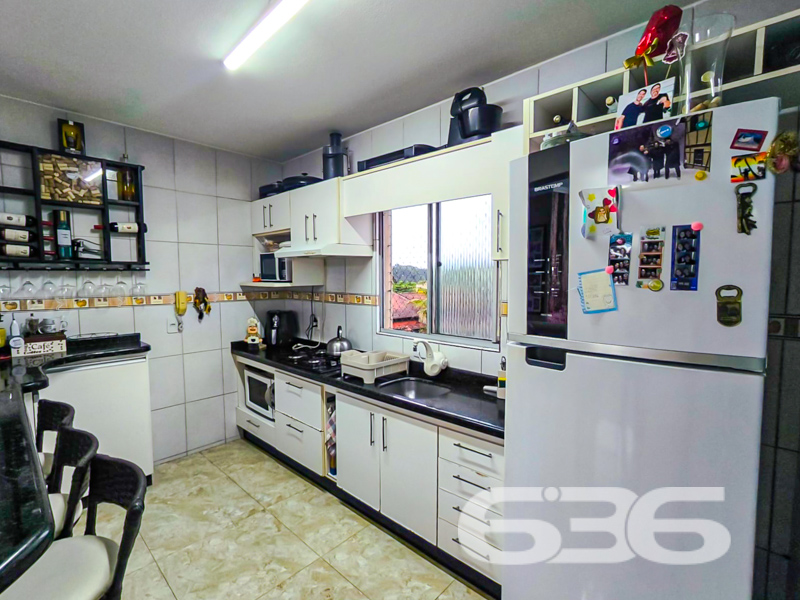 Conforto, praticidade e localização estratégica em Joinville: conheça este encantador apartamento no Guanabara!

Se você está em busca de um apartamento completo, aconchegante, pronto para morar e com excelente custo-benefício, esta é a oportunidade ideal!

Localizado no coração do bairro Guanabara — um dos mais tradicionais e valorizados de Joinville — este apartamento de 65,40m² une funcionalidade, bom gosto e conveniência. 

A área social conta com uma sala de estar e jantar integradas à cozinha, que possui móveis planejados, bancada em granito e excelente iluminação natural. O ambiente é harmonioso e ideal para receber visitas, com uma charmosa sacada que oferece ventilação cruzada e espaço para relaxar com privacidade.

São 2 dormitórios, sendo o principal já equipado com móveis sob medida, ar-condicionado e excelente armário embutido com portas espelhadas. O segundo dormitório é versátil, ideal para crianças, escritório ou quarto de hóspedes, e também conta com ar-condicionado.

O condomínio oferece 1 vagas de garagem cobertas, garantindo segurança e conforto para sua família. O acesso ao condomínio é facilitado por portão eletrônico, interfone e segurança perimetral, além de contar com uma estrutura murada, proporcionando mais tranquilidade no dia a dia.

Próximo a escolas, supermercados, farmácias, verdureiras, transporte público e comércios essenciais;

Fácil acesso ao centro de Joinville e às principais vias da cidade.

Este apartamento é perfeito para quem deseja morar bem, com segurança, conforto e em uma localização que valoriza sua rotina. Ideal tanto para morar quanto para investir!

Agende agora mesmo uma visita com um dos corretores da 636 Negócios Imobiliários e encante-se com o seu novo lar!
 
636 NEGÓCIOS IMOBILIÁRIOS: A SUA MELHOR ESCOLHA
Com mais de 30 anos de experiência, a 636 Negócios Imobiliários é sua parceira ideal para encontrar o imóvel perfeito. Estamos prontos para ajudá-lo a fazer deste imóvel o seu novo lar.
 
Telefone: (47) 3451-0636
WhatsApp: (47) 99190-0636
 
Não perca esta oportunidade única. Visite nosso site para mais informações: i636.com.br