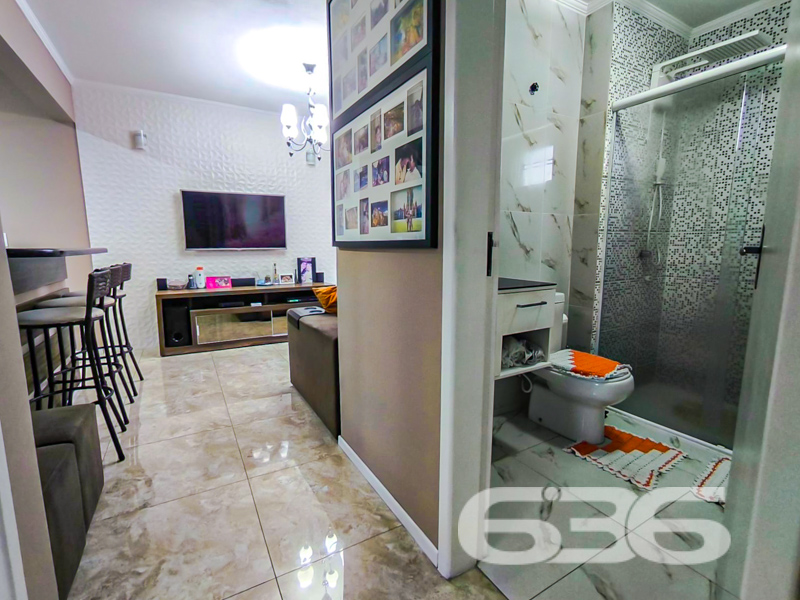 Conforto, praticidade e localização estratégica em Joinville: conheça este encantador apartamento no Guanabara!

Se você está em busca de um apartamento completo, aconchegante, pronto para morar e com excelente custo-benefício, esta é a oportunidade ideal!

Localizado no coração do bairro Guanabara — um dos mais tradicionais e valorizados de Joinville — este apartamento de 65,40m² une funcionalidade, bom gosto e conveniência. 

A área social conta com uma sala de estar e jantar integradas à cozinha, que possui móveis planejados, bancada em granito e excelente iluminação natural. O ambiente é harmonioso e ideal para receber visitas, com uma charmosa sacada que oferece ventilação cruzada e espaço para relaxar com privacidade.

São 2 dormitórios, sendo o principal já equipado com móveis sob medida, ar-condicionado e excelente armário embutido com portas espelhadas. O segundo dormitório é versátil, ideal para crianças, escritório ou quarto de hóspedes, e também conta com ar-condicionado.

O condomínio oferece 1 vagas de garagem cobertas, garantindo segurança e conforto para sua família. O acesso ao condomínio é facilitado por portão eletrônico, interfone e segurança perimetral, além de contar com uma estrutura murada, proporcionando mais tranquilidade no dia a dia.

Próximo a escolas, supermercados, farmácias, verdureiras, transporte público e comércios essenciais;

Fácil acesso ao centro de Joinville e às principais vias da cidade.

Este apartamento é perfeito para quem deseja morar bem, com segurança, conforto e em uma localização que valoriza sua rotina. Ideal tanto para morar quanto para investir!

Agende agora mesmo uma visita com um dos corretores da 636 Negócios Imobiliários e encante-se com o seu novo lar!
 
636 NEGÓCIOS IMOBILIÁRIOS: A SUA MELHOR ESCOLHA
Com mais de 30 anos de experiência, a 636 Negócios Imobiliários é sua parceira ideal para encontrar o imóvel perfeito. Estamos prontos para ajudá-lo a fazer deste imóvel o seu novo lar.
 
Telefone: (47) 3451-0636
WhatsApp: (47) 99190-0636
 
Não perca esta oportunidade única. Visite nosso site para mais informações: i636.com.br