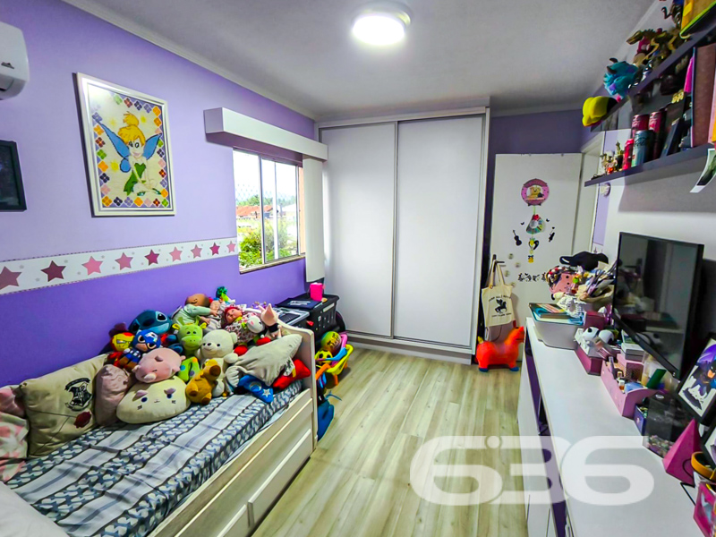 Conforto, praticidade e localização estratégica em Joinville: conheça este encantador apartamento no Guanabara!

Se você está em busca de um apartamento completo, aconchegante, pronto para morar e com excelente custo-benefício, esta é a oportunidade ideal!

Localizado no coração do bairro Guanabara — um dos mais tradicionais e valorizados de Joinville — este apartamento de 65,40m² une funcionalidade, bom gosto e conveniência. 

A área social conta com uma sala de estar e jantar integradas à cozinha, que possui móveis planejados, bancada em granito e excelente iluminação natural. O ambiente é harmonioso e ideal para receber visitas, com uma charmosa sacada que oferece ventilação cruzada e espaço para relaxar com privacidade.

São 2 dormitórios, sendo o principal já equipado com móveis sob medida, ar-condicionado e excelente armário embutido com portas espelhadas. O segundo dormitório é versátil, ideal para crianças, escritório ou quarto de hóspedes, e também conta com ar-condicionado.

O condomínio oferece 1 vagas de garagem cobertas, garantindo segurança e conforto para sua família. O acesso ao condomínio é facilitado por portão eletrônico, interfone e segurança perimetral, além de contar com uma estrutura murada, proporcionando mais tranquilidade no dia a dia.

Próximo a escolas, supermercados, farmácias, verdureiras, transporte público e comércios essenciais;

Fácil acesso ao centro de Joinville e às principais vias da cidade.

Este apartamento é perfeito para quem deseja morar bem, com segurança, conforto e em uma localização que valoriza sua rotina. Ideal tanto para morar quanto para investir!

Agende agora mesmo uma visita com um dos corretores da 636 Negócios Imobiliários e encante-se com o seu novo lar!
 
636 NEGÓCIOS IMOBILIÁRIOS: A SUA MELHOR ESCOLHA
Com mais de 30 anos de experiência, a 636 Negócios Imobiliários é sua parceira ideal para encontrar o imóvel perfeito. Estamos prontos para ajudá-lo a fazer deste imóvel o seu novo lar.
 
Telefone: (47) 3451-0636
WhatsApp: (47) 99190-0636
 
Não perca esta oportunidade única. Visite nosso site para mais informações: i636.com.br