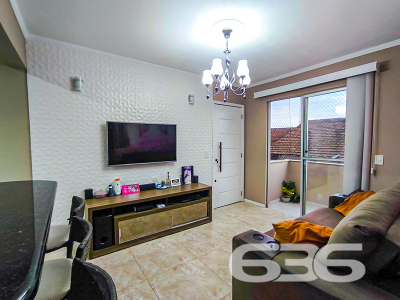 Conforto, praticidade e localização estratégica em Joinville: conheça este encantador apartamento no Guanabara!

Se você está em busca de um apartamento completo, aconchegante, pronto para morar e com excelente custo-benefício, esta é a oportunidade ideal!

Localizado no coração do bairro Guanabara — um dos mais tradicionais e valorizados de Joinville — este apartamento de 65,40m² une funcionalidade, bom gosto e conveniência. 

A área social conta com uma sala de estar e jantar integradas à cozinha, que possui móveis planejados, bancada em granito e excelente iluminação natural. O ambiente é harmonioso e ideal para receber visitas, com uma charmosa sacada que oferece ventilação cruzada e espaço para relaxar com privacidade.

São 2 dormitórios, sendo o principal já equipado com móveis sob medida, ar-condicionado e excelente armário embutido com portas espelhadas. O segundo dormitório é versátil, ideal para crianças, escritório ou quarto de hóspedes, e também conta com ar-condicionado.

O condomínio oferece 1 vagas de garagem cobertas, garantindo segurança e conforto para sua família. O acesso ao condomínio é facilitado por portão eletrônico, interfone e segurança perimetral, além de contar com uma estrutura murada, proporcionando mais tranquilidade no dia a dia.

Próximo a escolas, supermercados, farmácias, verdureiras, transporte público e comércios essenciais;

Fácil acesso ao centro de Joinville e às principais vias da cidade.

Este apartamento é perfeito para quem deseja morar bem, com segurança, conforto e em uma localização que valoriza sua rotina. Ideal tanto para morar quanto para investir!

Agende agora mesmo uma visita com um dos corretores da 636 Negócios Imobiliários e encante-se com o seu novo lar!
 
636 NEGÓCIOS IMOBILIÁRIOS: A SUA MELHOR ESCOLHA
Com mais de 30 anos de experiência, a 636 Negócios Imobiliários é sua parceira ideal para encontrar o imóvel perfeito. Estamos prontos para ajudá-lo a fazer deste imóvel o seu novo lar.
 
Telefone: (47) 3451-0636
WhatsApp: (47) 99190-0636
 
Não perca esta oportunidade única. Visite nosso site para mais informações: i636.com.br