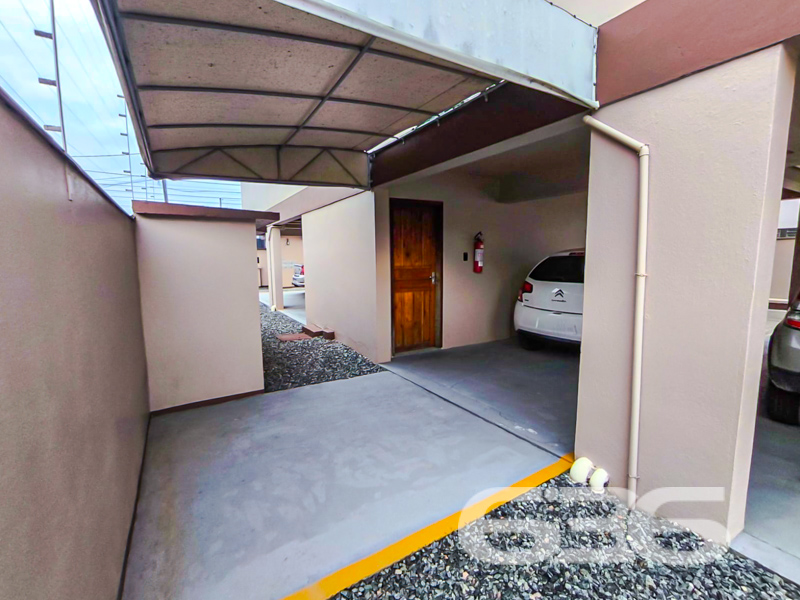 Conforto, praticidade e localização estratégica em Joinville: conheça este encantador apartamento no Guanabara!

Se você está em busca de um apartamento completo, aconchegante, pronto para morar e com excelente custo-benefício, esta é a oportunidade ideal!

Localizado no coração do bairro Guanabara — um dos mais tradicionais e valorizados de Joinville — este apartamento de 65,40m² une funcionalidade, bom gosto e conveniência. 

A área social conta com uma sala de estar e jantar integradas à cozinha, que possui móveis planejados, bancada em granito e excelente iluminação natural. O ambiente é harmonioso e ideal para receber visitas, com uma charmosa sacada que oferece ventilação cruzada e espaço para relaxar com privacidade.

São 2 dormitórios, sendo o principal já equipado com móveis sob medida, ar-condicionado e excelente armário embutido com portas espelhadas. O segundo dormitório é versátil, ideal para crianças, escritório ou quarto de hóspedes, e também conta com ar-condicionado.

O condomínio oferece 1 vagas de garagem cobertas, garantindo segurança e conforto para sua família. O acesso ao condomínio é facilitado por portão eletrônico, interfone e segurança perimetral, além de contar com uma estrutura murada, proporcionando mais tranquilidade no dia a dia.

Próximo a escolas, supermercados, farmácias, verdureiras, transporte público e comércios essenciais;

Fácil acesso ao centro de Joinville e às principais vias da cidade.

Este apartamento é perfeito para quem deseja morar bem, com segurança, conforto e em uma localização que valoriza sua rotina. Ideal tanto para morar quanto para investir!

Agende agora mesmo uma visita com um dos corretores da 636 Negócios Imobiliários e encante-se com o seu novo lar!
 
636 NEGÓCIOS IMOBILIÁRIOS: A SUA MELHOR ESCOLHA
Com mais de 30 anos de experiência, a 636 Negócios Imobiliários é sua parceira ideal para encontrar o imóvel perfeito. Estamos prontos para ajudá-lo a fazer deste imóvel o seu novo lar.
 
Telefone: (47) 3451-0636
WhatsApp: (47) 99190-0636
 
Não perca esta oportunidade única. Visite nosso site para mais informações: i636.com.br