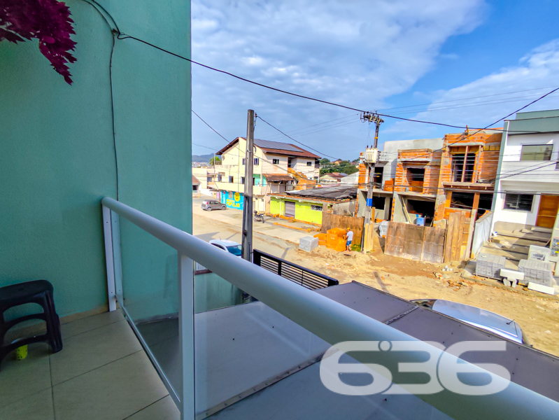 Charmoso Sobrado Geminado à Venda no Boehmerwald, Joinville/SC – Ideal para viver com conforto e praticidade!

Você está em busca do seu novo lar? Esta é sua oportunidade de adquirir um imóvel completo, acolhedor e com excelente custo-benefício na zona sul de Joinville, no bairro Boehmerwald– uma região que cresce constantemente e oferece toda infraestrutura que você e sua família merecem. Estuda permuta.

Localização privilegiada: rua tranquila, com proximidade de escolas, hospitais, transporte público, supermercados, e todos os serviços essenciais. A conexão de internet por fibra óptica já está instalada no imóvel.

Composição do imóvel:

2 dormitórios 
Banheiro social com ótimo acabamento + lavabo funcional no térreo;
Sala de estar integrada à copa e cozinha, proporcionando ambientes acolhedores e bem distribuídos;
Sacada no dormitório principal;
Garagem coberta com portão;
Área de serviço separada e bem equipada;

Não perca esta oportunidade de investir em um imóvel pronto para morar e em excelente localização. Agende sua visita com a equipe da 636 Negócios Imobiliários e venha se encantar com cada detalhe deste sobrado funcional, aconchegante e preparado para acolher novos sonhos.
 
636 NEGÓCIOS IMOBILIÁRIOS: A SUA MELHOR ESCOLHA
Com mais de 30 anos de experiência, a 636 Negócios Imobiliários é sua parceira ideal para encontrar o imóvel perfeito. Estamos prontos para ajudá-lo a fazer deste imóvel o seu novo lar.
 
Telefone: (47) 3451-0636
WhatsApp: (47) 99190-0636
 
Não perca esta oportunidade única. Visite nosso site para mais informações: i636.com.br