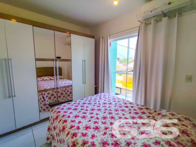 Charmoso Sobrado Geminado à Venda no Boehmerwald, Joinville/SC – Ideal para viver com conforto e praticidade!

Você está em busca do seu novo lar? Esta é sua oportunidade de adquirir um imóvel completo, acolhedor e com excelente custo-benefício na zona sul de Joinville, no bairro Boehmerwald– uma região que cresce constantemente e oferece toda infraestrutura que você e sua família merecem. Estuda permuta.

Localização privilegiada: rua tranquila, com proximidade de escolas, hospitais, transporte público, supermercados, e todos os serviços essenciais. A conexão de internet por fibra óptica já está instalada no imóvel.

Composição do imóvel:

2 dormitórios 
Banheiro social com ótimo acabamento + lavabo funcional no térreo;
Sala de estar integrada à copa e cozinha, proporcionando ambientes acolhedores e bem distribuídos;
Sacada no dormitório principal;
Garagem coberta com portão;
Área de serviço separada e bem equipada;

Não perca esta oportunidade de investir em um imóvel pronto para morar e em excelente localização. Agende sua visita com a equipe da 636 Negócios Imobiliários e venha se encantar com cada detalhe deste sobrado funcional, aconchegante e preparado para acolher novos sonhos.
 
636 NEGÓCIOS IMOBILIÁRIOS: A SUA MELHOR ESCOLHA
Com mais de 30 anos de experiência, a 636 Negócios Imobiliários é sua parceira ideal para encontrar o imóvel perfeito. Estamos prontos para ajudá-lo a fazer deste imóvel o seu novo lar.
 
Telefone: (47) 3451-0636
WhatsApp: (47) 99190-0636
 
Não perca esta oportunidade única. Visite nosso site para mais informações: i636.com.br