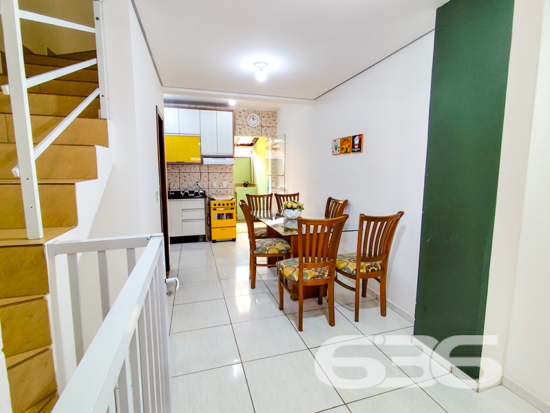 Charmoso Sobrado Geminado à Venda no Boehmerwald, Joinville/SC – Ideal para viver com conforto e praticidade!

Você está em busca do seu novo lar? Esta é sua oportunidade de adquirir um imóvel completo, acolhedor e com excelente custo-benefício na zona sul de Joinville, no bairro Boehmerwald– uma região que cresce constantemente e oferece toda infraestrutura que você e sua família merecem. Estuda permuta.

Localização privilegiada: rua tranquila, com proximidade de escolas, hospitais, transporte público, supermercados, e todos os serviços essenciais. A conexão de internet por fibra óptica já está instalada no imóvel.

Composição do imóvel:

2 dormitórios 
Banheiro social com ótimo acabamento + lavabo funcional no térreo;
Sala de estar integrada à copa e cozinha, proporcionando ambientes acolhedores e bem distribuídos;
Sacada no dormitório principal;
Garagem coberta com portão;
Área de serviço separada e bem equipada;

Não perca esta oportunidade de investir em um imóvel pronto para morar e em excelente localização. Agende sua visita com a equipe da 636 Negócios Imobiliários e venha se encantar com cada detalhe deste sobrado funcional, aconchegante e preparado para acolher novos sonhos.
 
636 NEGÓCIOS IMOBILIÁRIOS: A SUA MELHOR ESCOLHA
Com mais de 30 anos de experiência, a 636 Negócios Imobiliários é sua parceira ideal para encontrar o imóvel perfeito. Estamos prontos para ajudá-lo a fazer deste imóvel o seu novo lar.
 
Telefone: (47) 3451-0636
WhatsApp: (47) 99190-0636
 
Não perca esta oportunidade única. Visite nosso site para mais informações: i636.com.br