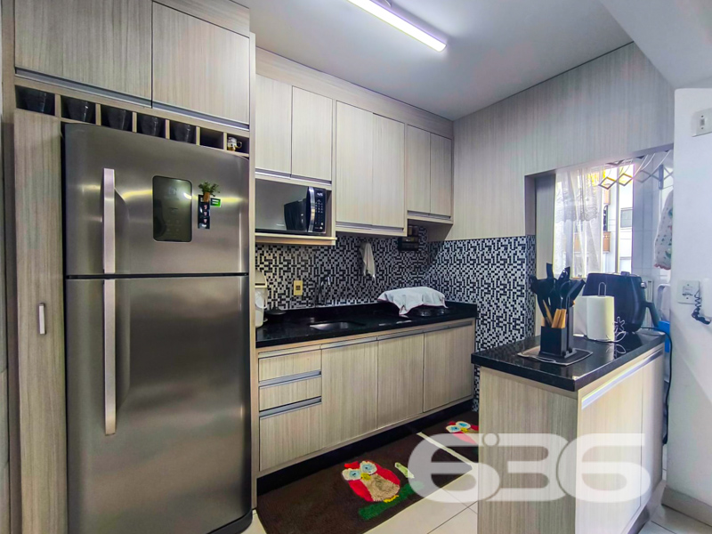 Seu novo lar no Costa e Silva: conforto, praticidade e localização estratégica em Joinville!

Este apartamento é a escolha perfeita para quem busca qualidade de vida, praticidade no dia a dia e excelente custo-benefício. Localizado no tradicional bairro Costa e Silva, em rua pavimentada e com fácil acesso às principais vias da cidade, este imóvel entrega tudo o que você procura para viver bem com a sua família.

Com 70 m² de área, o apartamento possui uma planta funcional e bem distribuída. São 3 dormitórios, sendo o principal com ar-condicionado e móveis sob medida. Um dos quartos foi transformado em closet, oferecendo versatilidade e organização. O ambiente social é integrado, conectando sala de estar, sala de jantar e a cozinha planejada — tudo com muita iluminação natural e ventilação cruzada, trazendo conforto térmico e charme ao espaço.

A sacada é um convite para os momentos de tranquilidade, enquanto a cozinha conta com móveis sob medida que permanecem no imóvel, agregando ainda mais valor à aquisição. 

O condomínio oferece infraestrutura completa: área de festas, piscina, quadra esportiva, gazebo e vigilância eletrônica, ideal para quem valoriza lazer e segurança. O apartamento conta com 1 vaga de garagem coberta, com possibilidade de uso de vagas rotativas no pátio interno.

Permite animais, está perto de escolas, hospitais, supermercados, shopping e transporte público. Tudo isso em um bairro valorizado e em constante desenvolvimento.

Não perca essa oportunidade! Agende sua visita com um dos nossos corretores da 636 Negócios Imobiliários e venha conhecer de perto esse excelente imóvel!
 
636 NEGÓCIOS IMOBILIÁRIOS: A SUA MELHOR ESCOLHA
Com mais de 30 anos de experiência, a 636 Negócios Imobiliários é sua parceira ideal para encontrar o imóvel perfeito. Estamos prontos para ajudá-lo a fazer deste imóvel o seu novo lar.
 
Telefone: (47) 3451-0636
WhatsApp: (47) 99190-0636
 
Não perca esta oportunidade única. Visite nosso site para mais informações: i636.com.br