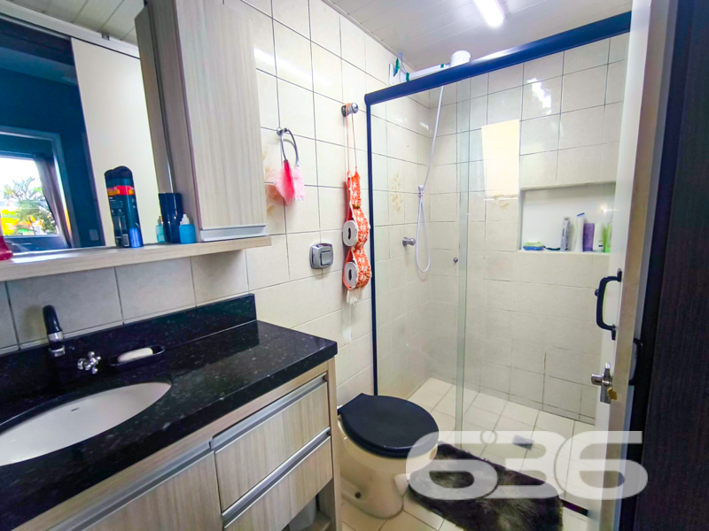Seu novo lar no Costa e Silva: conforto, praticidade e localização estratégica em Joinville!

Este apartamento é a escolha perfeita para quem busca qualidade de vida, praticidade no dia a dia e excelente custo-benefício. Localizado no tradicional bairro Costa e Silva, em rua pavimentada e com fácil acesso às principais vias da cidade, este imóvel entrega tudo o que você procura para viver bem com a sua família.

Com 70 m² de área, o apartamento possui uma planta funcional e bem distribuída. São 3 dormitórios, sendo o principal com ar-condicionado e móveis sob medida. Um dos quartos foi transformado em closet, oferecendo versatilidade e organização. O ambiente social é integrado, conectando sala de estar, sala de jantar e a cozinha planejada — tudo com muita iluminação natural e ventilação cruzada, trazendo conforto térmico e charme ao espaço.

A sacada é um convite para os momentos de tranquilidade, enquanto a cozinha conta com móveis sob medida que permanecem no imóvel, agregando ainda mais valor à aquisição. 

O condomínio oferece infraestrutura completa: área de festas, piscina, quadra esportiva, gazebo e vigilância eletrônica, ideal para quem valoriza lazer e segurança. O apartamento conta com 1 vaga de garagem coberta, com possibilidade de uso de vagas rotativas no pátio interno.

Permite animais, está perto de escolas, hospitais, supermercados, shopping e transporte público. Tudo isso em um bairro valorizado e em constante desenvolvimento.

Não perca essa oportunidade! Agende sua visita com um dos nossos corretores da 636 Negócios Imobiliários e venha conhecer de perto esse excelente imóvel!
 
636 NEGÓCIOS IMOBILIÁRIOS: A SUA MELHOR ESCOLHA
Com mais de 30 anos de experiência, a 636 Negócios Imobiliários é sua parceira ideal para encontrar o imóvel perfeito. Estamos prontos para ajudá-lo a fazer deste imóvel o seu novo lar.
 
Telefone: (47) 3451-0636
WhatsApp: (47) 99190-0636
 
Não perca esta oportunidade única. Visite nosso site para mais informações: i636.com.br