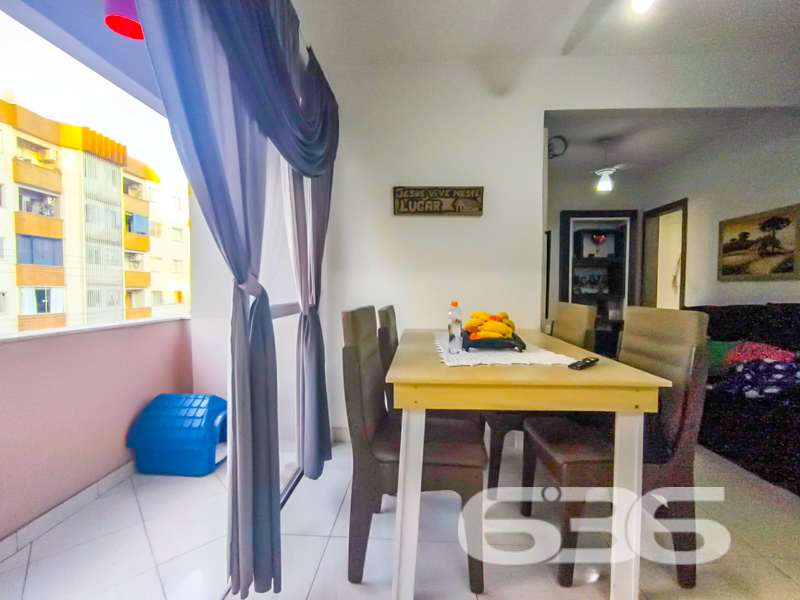 Seu novo lar no Costa e Silva: conforto, praticidade e localização estratégica em Joinville!

Este apartamento é a escolha perfeita para quem busca qualidade de vida, praticidade no dia a dia e excelente custo-benefício. Localizado no tradicional bairro Costa e Silva, em rua pavimentada e com fácil acesso às principais vias da cidade, este imóvel entrega tudo o que você procura para viver bem com a sua família.

Com 70 m² de área, o apartamento possui uma planta funcional e bem distribuída. São 3 dormitórios, sendo o principal com ar-condicionado e móveis sob medida. Um dos quartos foi transformado em closet, oferecendo versatilidade e organização. O ambiente social é integrado, conectando sala de estar, sala de jantar e a cozinha planejada — tudo com muita iluminação natural e ventilação cruzada, trazendo conforto térmico e charme ao espaço.

A sacada é um convite para os momentos de tranquilidade, enquanto a cozinha conta com móveis sob medida que permanecem no imóvel, agregando ainda mais valor à aquisição. 

O condomínio oferece infraestrutura completa: área de festas, piscina, quadra esportiva, gazebo e vigilância eletrônica, ideal para quem valoriza lazer e segurança. O apartamento conta com 1 vaga de garagem coberta, com possibilidade de uso de vagas rotativas no pátio interno.

Permite animais, está perto de escolas, hospitais, supermercados, shopping e transporte público. Tudo isso em um bairro valorizado e em constante desenvolvimento.

Não perca essa oportunidade! Agende sua visita com um dos nossos corretores da 636 Negócios Imobiliários e venha conhecer de perto esse excelente imóvel!
 
636 NEGÓCIOS IMOBILIÁRIOS: A SUA MELHOR ESCOLHA
Com mais de 30 anos de experiência, a 636 Negócios Imobiliários é sua parceira ideal para encontrar o imóvel perfeito. Estamos prontos para ajudá-lo a fazer deste imóvel o seu novo lar.
 
Telefone: (47) 3451-0636
WhatsApp: (47) 99190-0636
 
Não perca esta oportunidade única. Visite nosso site para mais informações: i636.com.br