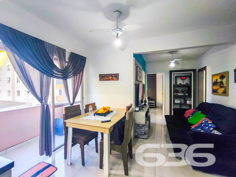 Seu novo lar no Costa e Silva: conforto, praticidade e localização estratégica em Joinville!

Este apartamento é a escolha perfeita para quem busca qualidade de vida, praticidade no dia a dia e excelente custo-benefício. Localizado no tradicional bairro Costa e Silva, em rua pavimentada e com fácil acesso às principais vias da cidade, este imóvel entrega tudo o que você procura para viver bem com a sua família.

Com 70 m² de área, o apartamento possui uma planta funcional e bem distribuída. São 3 dormitórios, sendo o principal com ar-condicionado e móveis sob medida. Um dos quartos foi transformado em closet, oferecendo versatilidade e organização. O ambiente social é integrado, conectando sala de estar, sala de jantar e a cozinha planejada — tudo com muita iluminação natural e ventilação cruzada, trazendo conforto térmico e charme ao espaço.

A sacada é um convite para os momentos de tranquilidade, enquanto a cozinha conta com móveis sob medida que permanecem no imóvel, agregando ainda mais valor à aquisição. 

O condomínio oferece infraestrutura completa: área de festas, piscina, quadra esportiva, gazebo e vigilância eletrônica, ideal para quem valoriza lazer e segurança. O apartamento conta com 1 vaga de garagem coberta, com possibilidade de uso de vagas rotativas no pátio interno.

Permite animais, está perto de escolas, hospitais, supermercados, shopping e transporte público. Tudo isso em um bairro valorizado e em constante desenvolvimento.

Não perca essa oportunidade! Agende sua visita com um dos nossos corretores da 636 Negócios Imobiliários e venha conhecer de perto esse excelente imóvel!
 
636 NEGÓCIOS IMOBILIÁRIOS: A SUA MELHOR ESCOLHA
Com mais de 30 anos de experiência, a 636 Negócios Imobiliários é sua parceira ideal para encontrar o imóvel perfeito. Estamos prontos para ajudá-lo a fazer deste imóvel o seu novo lar.
 
Telefone: (47) 3451-0636
WhatsApp: (47) 99190-0636
 
Não perca esta oportunidade única. Visite nosso site para mais informações: i636.com.br