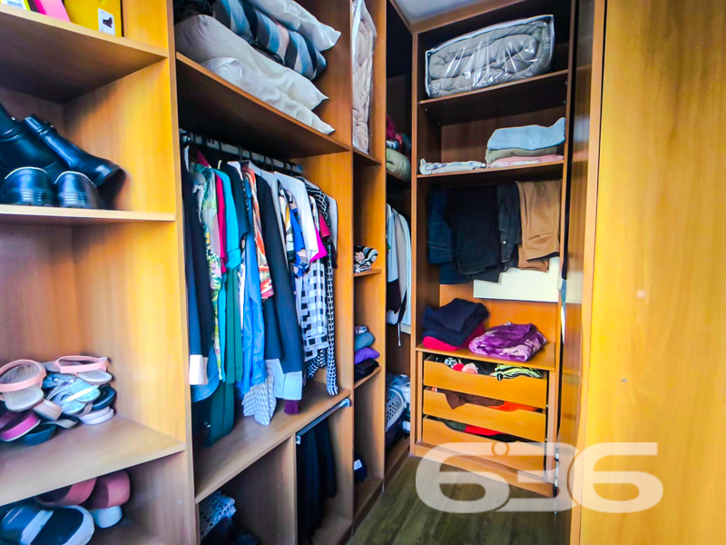 Seu novo lar no Costa e Silva: conforto, praticidade e localização estratégica em Joinville!

Este apartamento é a escolha perfeita para quem busca qualidade de vida, praticidade no dia a dia e excelente custo-benefício. Localizado no tradicional bairro Costa e Silva, em rua pavimentada e com fácil acesso às principais vias da cidade, este imóvel entrega tudo o que você procura para viver bem com a sua família.

Com 70 m² de área, o apartamento possui uma planta funcional e bem distribuída. São 3 dormitórios, sendo o principal com ar-condicionado e móveis sob medida. Um dos quartos foi transformado em closet, oferecendo versatilidade e organização. O ambiente social é integrado, conectando sala de estar, sala de jantar e a cozinha planejada — tudo com muita iluminação natural e ventilação cruzada, trazendo conforto térmico e charme ao espaço.

A sacada é um convite para os momentos de tranquilidade, enquanto a cozinha conta com móveis sob medida que permanecem no imóvel, agregando ainda mais valor à aquisição. 

O condomínio oferece infraestrutura completa: área de festas, piscina, quadra esportiva, gazebo e vigilância eletrônica, ideal para quem valoriza lazer e segurança. O apartamento conta com 1 vaga de garagem coberta, com possibilidade de uso de vagas rotativas no pátio interno.

Permite animais, está perto de escolas, hospitais, supermercados, shopping e transporte público. Tudo isso em um bairro valorizado e em constante desenvolvimento.

Não perca essa oportunidade! Agende sua visita com um dos nossos corretores da 636 Negócios Imobiliários e venha conhecer de perto esse excelente imóvel!
 
636 NEGÓCIOS IMOBILIÁRIOS: A SUA MELHOR ESCOLHA
Com mais de 30 anos de experiência, a 636 Negócios Imobiliários é sua parceira ideal para encontrar o imóvel perfeito. Estamos prontos para ajudá-lo a fazer deste imóvel o seu novo lar.
 
Telefone: (47) 3451-0636
WhatsApp: (47) 99190-0636
 
Não perca esta oportunidade única. Visite nosso site para mais informações: i636.com.br