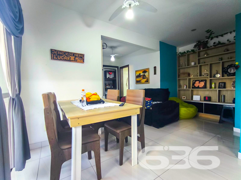 Seu novo lar no Costa e Silva: conforto, praticidade e localização estratégica em Joinville!

Este apartamento é a escolha perfeita para quem busca qualidade de vida, praticidade no dia a dia e excelente custo-benefício. Localizado no tradicional bairro Costa e Silva, em rua pavimentada e com fácil acesso às principais vias da cidade, este imóvel entrega tudo o que você procura para viver bem com a sua família.

Com 70 m² de área, o apartamento possui uma planta funcional e bem distribuída. São 3 dormitórios, sendo o principal com ar-condicionado e móveis sob medida. Um dos quartos foi transformado em closet, oferecendo versatilidade e organização. O ambiente social é integrado, conectando sala de estar, sala de jantar e a cozinha planejada — tudo com muita iluminação natural e ventilação cruzada, trazendo conforto térmico e charme ao espaço.

A sacada é um convite para os momentos de tranquilidade, enquanto a cozinha conta com móveis sob medida que permanecem no imóvel, agregando ainda mais valor à aquisição. 

O condomínio oferece infraestrutura completa: área de festas, piscina, quadra esportiva, gazebo e vigilância eletrônica, ideal para quem valoriza lazer e segurança. O apartamento conta com 1 vaga de garagem coberta, com possibilidade de uso de vagas rotativas no pátio interno.

Permite animais, está perto de escolas, hospitais, supermercados, shopping e transporte público. Tudo isso em um bairro valorizado e em constante desenvolvimento.

Não perca essa oportunidade! Agende sua visita com um dos nossos corretores da 636 Negócios Imobiliários e venha conhecer de perto esse excelente imóvel!
 
636 NEGÓCIOS IMOBILIÁRIOS: A SUA MELHOR ESCOLHA
Com mais de 30 anos de experiência, a 636 Negócios Imobiliários é sua parceira ideal para encontrar o imóvel perfeito. Estamos prontos para ajudá-lo a fazer deste imóvel o seu novo lar.
 
Telefone: (47) 3451-0636
WhatsApp: (47) 99190-0636
 
Não perca esta oportunidade única. Visite nosso site para mais informações: i636.com.br