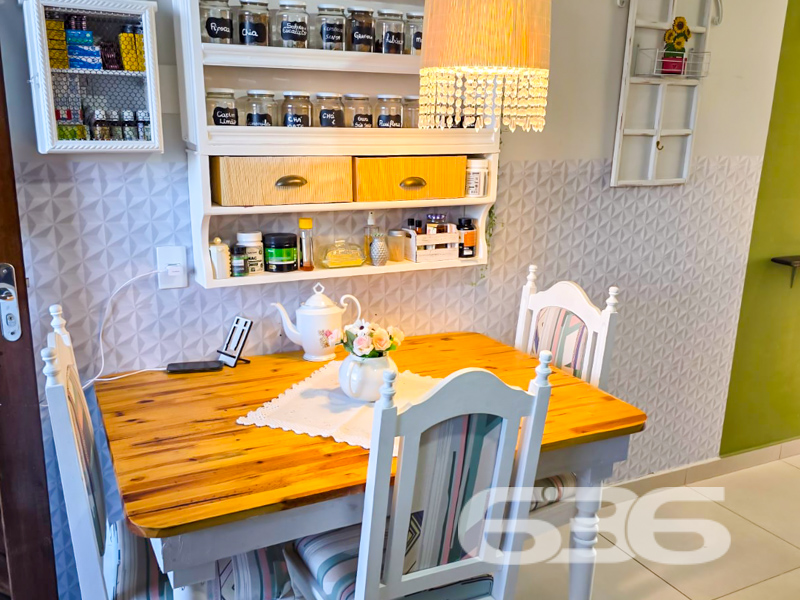 Conforto, charme e praticidade em um só lugar – sobrado à venda no Aventureiro, Joinville/SC
Se você procura um lar acolhedor, funcional e com excelente localização, esta é a oportunidade que estava esperando! Este sobrado, combina bom gosto, conforto e praticidade em cada detalhe – ideal para quem deseja morar bem e com qualidade de vida.
Com 65 m² de área, o imóvel é distribuído de forma inteligente: no piso inferior, uma sala de estar aconchegante com decoração leve e iluminação natural abundante, cozinha planejada com móveis sob medida que permanecem no imóvel, lavabo moderno e um quintal aos fundos com espaço para cultivo e momentos ao ar livre. No piso superior, dois dormitórios bem iluminados e ventilados, sendo o quarto principal com sacada privativa que convida ao relaxamento e à contemplação do pôr do sol.
O acabamento impecável revela cuidado nos detalhes: revestimentos modernos, móveis sob medida na cozinha e dormitórios, iluminação personalizada com lustres elegantes e um banheiro principal completo, com nichos, box em vidro e ótimo aproveitamento de espaço.
O imóvel está situado em um terreno plano de 120 m², com face norte, garantindo ótima incidência solar. A fachada é discreta e charmosa, com 2 vagas de garagem descobertas.
Localizado em região estratégica do bairro Aventureiro, próximo a escolas, supermercados, transporte público, shopping center, hospitais e tudo que você e sua família precisam para viver com praticidade e segurança. O imóvel também permite animais de estimação, o que o torna perfeito para quem tem pets.
Essa é a combinação ideal entre custo-benefício e bem-estar. Entre em contato agora com a 636 Negócios Imobiliários e agende uma visita. Aqui, valorizamos cada detalhe, porque sabemos que o seu novo lar merece atenção especial – construída com experiência, confiança e mais de 30 anos de história no mercado imobiliário.
636 NEGÓCIOS IMOBILIÁRIOS: A SUA MELHOR ESCOLHA
Com mais de 30 anos de experiência, a 636 Negócios Imobiliários é sua parceira ideal para encontrar o imóvel perfeito. Estamos prontos para ajudá-lo a fazer deste imóvel o seu novo lar.
Telefone: (47) 3451-0636
WhatsApp: (47) 99190-0636
Não perca esta oportunidade única. Visite nosso site para mais informações: i636.com.br