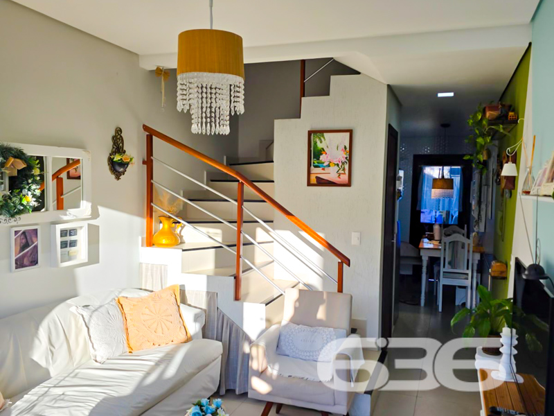 Conforto, charme e praticidade em um só lugar – sobrado à venda no Aventureiro, Joinville/SC
Se você procura um lar acolhedor, funcional e com excelente localização, esta é a oportunidade que estava esperando! Este sobrado, combina bom gosto, conforto e praticidade em cada detalhe – ideal para quem deseja morar bem e com qualidade de vida.
Com 65 m² de área, o imóvel é distribuído de forma inteligente: no piso inferior, uma sala de estar aconchegante com decoração leve e iluminação natural abundante, cozinha planejada com móveis sob medida que permanecem no imóvel, lavabo moderno e um quintal aos fundos com espaço para cultivo e momentos ao ar livre. No piso superior, dois dormitórios bem iluminados e ventilados, sendo o quarto principal com sacada privativa que convida ao relaxamento e à contemplação do pôr do sol.
O acabamento impecável revela cuidado nos detalhes: revestimentos modernos, móveis sob medida na cozinha e dormitórios, iluminação personalizada com lustres elegantes e um banheiro principal completo, com nichos, box em vidro e ótimo aproveitamento de espaço.
O imóvel está situado em um terreno plano de 120 m², com face norte, garantindo ótima incidência solar. A fachada é discreta e charmosa, com 2 vagas de garagem descobertas.
Localizado em região estratégica do bairro Aventureiro, próximo a escolas, supermercados, transporte público, shopping center, hospitais e tudo que você e sua família precisam para viver com praticidade e segurança. O imóvel também permite animais de estimação, o que o torna perfeito para quem tem pets.
Essa é a combinação ideal entre custo-benefício e bem-estar. Entre em contato agora com a 636 Negócios Imobiliários e agende uma visita. Aqui, valorizamos cada detalhe, porque sabemos que o seu novo lar merece atenção especial – construída com experiência, confiança e mais de 30 anos de história no mercado imobiliário.
636 NEGÓCIOS IMOBILIÁRIOS: A SUA MELHOR ESCOLHA
Com mais de 30 anos de experiência, a 636 Negócios Imobiliários é sua parceira ideal para encontrar o imóvel perfeito. Estamos prontos para ajudá-lo a fazer deste imóvel o seu novo lar.
Telefone: (47) 3451-0636
WhatsApp: (47) 99190-0636
Não perca esta oportunidade única. Visite nosso site para mais informações: i636.com.br