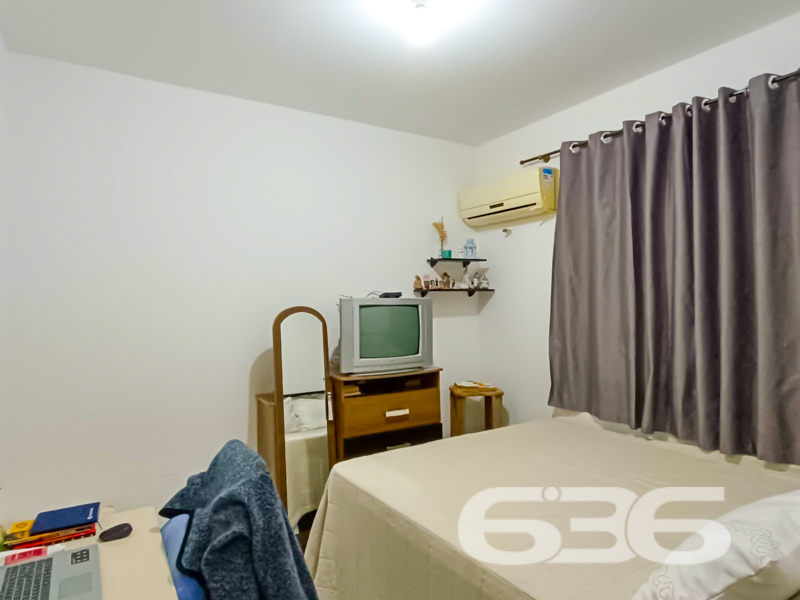 Apartamento à venda no Comasa em Joinville/SC | Porteira fechada, pronto para morar!
Se você está em busca de um apartamento pronto para morar, com excelente aproveitamento de espaço, localização estratégica e total segurança, esta é a sua oportunidade! Localizado em uma charmosa esquina no bairro Comasa, em Joinville/SC, este imóvel vai surpreender você.
Com 75,22m² de área, esta unidade oferece uma composição inteligente e funcional. São 2 dormitórios aconchegantes, sala de estar integrada à copa e cozinha planejada, banheiro social com ventilação natural, sacada com churrasqueira privativa e proteção com tela de segurança — ideal para quem tem crianças ou pets.
O apartamento será vendido mobiliado (porteira fechada), com móveis de cozinha, eletrodomésticos, sofá, mesa de jantar, armários e demais itens que garantem conforto e praticidade desde o primeiro dia.
O condomínio oferece garagem coberta, portão eletrônico, sistema de interfone e está totalmente murado, proporcionando mais segurança aos moradores. A conexão por fibra óptica assegura internet rápida para quem trabalha ou estuda em casa.
A localização também é um dos grandes diferenciais: rua pavimentada, próxima a transporte público, escolas, supermercados, hospitais, shopping center e vias de acesso que facilitam a mobilidade para todas as regiões da cidade.
* Bairro Comasa – Joinville/SC
* 75,22m² | 2 dormitórios | 1 vaga de garagem coberta
* 100% mobiliado | Sacada com churrasqueira
* Garagem coberta | Segurança e localização privilegiada
Entre em contato com a 636 Negócios Imobiliários e agende sua visita. São mais de 30 anos de tradição e excelência em mediação imobiliária. A sua nova história começa aqui.
636 NEGÓCIOS IMOBILIÁRIOS: A SUA MELHOR ESCOLHA
Com mais de 30 anos de experiência, a 636 Negócios Imobiliários é sua parceira ideal para encontrar o imóvel perfeito. Estamos prontos para ajudá-lo a fazer deste imóvel o seu novo lar.
Telefone: (47) 3451-0636
WhatsApp: (47) 99190-0636
Não perca esta oportunidade única. Visite nosso site para mais informações: i636.com.br