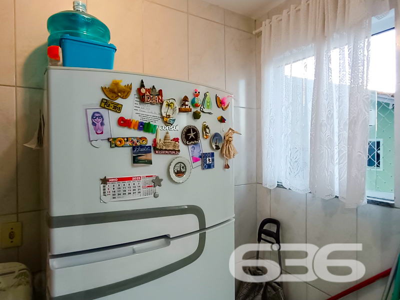 Apartamento à venda no Comasa em Joinville/SC | Porteira fechada, pronto para morar!
Se você está em busca de um apartamento pronto para morar, com excelente aproveitamento de espaço, localização estratégica e total segurança, esta é a sua oportunidade! Localizado em uma charmosa esquina no bairro Comasa, em Joinville/SC, este imóvel vai surpreender você.
Com 75,22m² de área, esta unidade oferece uma composição inteligente e funcional. São 2 dormitórios aconchegantes, sala de estar integrada à copa e cozinha planejada, banheiro social com ventilação natural, sacada com churrasqueira privativa e proteção com tela de segurança — ideal para quem tem crianças ou pets.
O apartamento será vendido mobiliado (porteira fechada), com móveis de cozinha, eletrodomésticos, sofá, mesa de jantar, armários e demais itens que garantem conforto e praticidade desde o primeiro dia.
O condomínio oferece garagem coberta, portão eletrônico, sistema de interfone e está totalmente murado, proporcionando mais segurança aos moradores. A conexão por fibra óptica assegura internet rápida para quem trabalha ou estuda em casa.
A localização também é um dos grandes diferenciais: rua pavimentada, próxima a transporte público, escolas, supermercados, hospitais, shopping center e vias de acesso que facilitam a mobilidade para todas as regiões da cidade.
* Bairro Comasa – Joinville/SC
* 75,22m² | 2 dormitórios | 1 vaga de garagem coberta
* 100% mobiliado | Sacada com churrasqueira
* Garagem coberta | Segurança e localização privilegiada
Entre em contato com a 636 Negócios Imobiliários e agende sua visita. São mais de 30 anos de tradição e excelência em mediação imobiliária. A sua nova história começa aqui.
636 NEGÓCIOS IMOBILIÁRIOS: A SUA MELHOR ESCOLHA
Com mais de 30 anos de experiência, a 636 Negócios Imobiliários é sua parceira ideal para encontrar o imóvel perfeito. Estamos prontos para ajudá-lo a fazer deste imóvel o seu novo lar.
Telefone: (47) 3451-0636
WhatsApp: (47) 99190-0636
Não perca esta oportunidade única. Visite nosso site para mais informações: i636.com.br