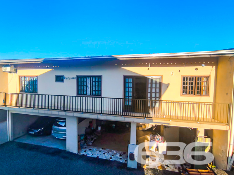 Excelente oportunidade no Iririú – imóvel com múltiplas possibilidades em localização estratégica!
Você está procurando um imóvel versátil, com espaço de sobra e em uma das localizações mais tradicionais de Joinville? Então prepare-se para se surpreender com esta residência tipo sobrado localizada no coração do bairro Iririú, a apenas 500 metros da principal avenida da região!
Com 400m² de área, em um terreno de 382,20m², este imóvel é ideal tanto para moradia ampliada, quanto para investimento em locações ou instalação de ponto comercial.
No total, são mais de 13 cômodos distribuídos em 3 residências independentes, oferecendo:
No térreo: 8 ambientes entre dormitórios, salas, cozinhas e banheiros, além de churrasqueira externa;
No andar superior: ampla sala de estar e jantar conjugada com cozinha, 2 dormitórios espaçosos, lavanderia e sacada com churrasqueira;
Nos fundos: área de festas com churrasqueira, 2 dormitórios, cozinha e sala conjugadas, banheiro e lavanderia.
Conta ainda com 7 vagas de garagem (sendo 3 descobertas e 4 cobertas), 3 churrasqueiras, 3 áreas de serviço, 3 cozinhas integradas, 2 áreas de festas, jardim, portão eletrônico, grades, despensa, e varanda com redes.
Localização privilegiada, em rua pavimentada, próxima de tudo o que é essencial: escolas, transporte público, hospitais, supermercados, comércios e serviços públicos. A conexão com internet por fibra óptica já está disponível.
Com construção sólida e bem conservada, este imóvel oferece o espaço, a estrutura e a localização ideais para quem deseja morar bem, investir com segurança ou empreender com visão.
Agende uma visita com a 636 Negócios Imobiliários e conheça de perto esse verdadeiro leque de oportunidades. São mais de 30 anos de experiência garantindo negociações seguras, transparentes e com excelência técnico-jurídica.
636 NEGÓCIOS IMOBILIÁRIOS: A SUA MELHOR ESCOLHA
Com mais de 30 anos de experiência, a 636 Negócios Imobiliários é sua parceira ideal para encontrar o imóvel perfeito. Estamos prontos para ajudá-lo a fazer deste imóvel o seu novo lar.
Telefone: (47) 3451-0636
WhatsApp: (47) 99190-0636
Não perca esta oportunidade única. Visite nosso site para mais informações: i636.com.br