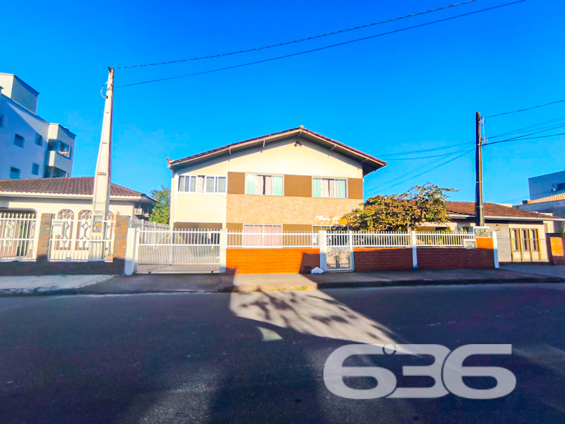 Excelente oportunidade no Iririú – imóvel com múltiplas possibilidades em localização estratégica!
Você está procurando um imóvel versátil, com espaço de sobra e em uma das localizações mais tradicionais de Joinville? Então prepare-se para se surpreender com esta residência tipo sobrado localizada no coração do bairro Iririú, a apenas 500 metros da principal avenida da região!
Com 400m² de área, em um terreno de 382,20m², este imóvel é ideal tanto para moradia ampliada, quanto para investimento em locações ou instalação de ponto comercial.
No total, são mais de 13 cômodos distribuídos em 3 residências independentes, oferecendo:
No térreo: 8 ambientes entre dormitórios, salas, cozinhas e banheiros, além de churrasqueira externa;
No andar superior: ampla sala de estar e jantar conjugada com cozinha, 2 dormitórios espaçosos, lavanderia e sacada com churrasqueira;
Nos fundos: área de festas com churrasqueira, 2 dormitórios, cozinha e sala conjugadas, banheiro e lavanderia.
Conta ainda com 7 vagas de garagem (sendo 3 descobertas e 4 cobertas), 3 churrasqueiras, 3 áreas de serviço, 3 cozinhas integradas, 2 áreas de festas, jardim, portão eletrônico, grades, despensa, e varanda com redes.
Localização privilegiada, em rua pavimentada, próxima de tudo o que é essencial: escolas, transporte público, hospitais, supermercados, comércios e serviços públicos. A conexão com internet por fibra óptica já está disponível.
Com construção sólida e bem conservada, este imóvel oferece o espaço, a estrutura e a localização ideais para quem deseja morar bem, investir com segurança ou empreender com visão.
Agende uma visita com a 636 Negócios Imobiliários e conheça de perto esse verdadeiro leque de oportunidades. São mais de 30 anos de experiência garantindo negociações seguras, transparentes e com excelência técnico-jurídica.
636 NEGÓCIOS IMOBILIÁRIOS: A SUA MELHOR ESCOLHA
Com mais de 30 anos de experiência, a 636 Negócios Imobiliários é sua parceira ideal para encontrar o imóvel perfeito. Estamos prontos para ajudá-lo a fazer deste imóvel o seu novo lar.
Telefone: (47) 3451-0636
WhatsApp: (47) 99190-0636
Não perca esta oportunidade única. Visite nosso site para mais informações: i636.com.br