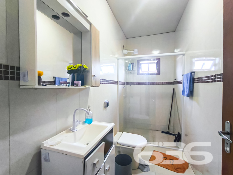 Excelente oportunidade no Iririú – imóvel com múltiplas possibilidades em localização estratégica!
Você está procurando um imóvel versátil, com espaço de sobra e em uma das localizações mais tradicionais de Joinville? Então prepare-se para se surpreender com esta residência tipo sobrado localizada no coração do bairro Iririú, a apenas 500 metros da principal avenida da região!
Com 400m² de área, em um terreno de 382,20m², este imóvel é ideal tanto para moradia ampliada, quanto para investimento em locações ou instalação de ponto comercial.
No total, são mais de 13 cômodos distribuídos em 3 residências independentes, oferecendo:
No térreo: 8 ambientes entre dormitórios, salas, cozinhas e banheiros, além de churrasqueira externa;
No andar superior: ampla sala de estar e jantar conjugada com cozinha, 2 dormitórios espaçosos, lavanderia e sacada com churrasqueira;
Nos fundos: área de festas com churrasqueira, 2 dormitórios, cozinha e sala conjugadas, banheiro e lavanderia.
Conta ainda com 7 vagas de garagem (sendo 3 descobertas e 4 cobertas), 3 churrasqueiras, 3 áreas de serviço, 3 cozinhas integradas, 2 áreas de festas, jardim, portão eletrônico, grades, despensa, e varanda com redes.
Localização privilegiada, em rua pavimentada, próxima de tudo o que é essencial: escolas, transporte público, hospitais, supermercados, comércios e serviços públicos. A conexão com internet por fibra óptica já está disponível.
Com construção sólida e bem conservada, este imóvel oferece o espaço, a estrutura e a localização ideais para quem deseja morar bem, investir com segurança ou empreender com visão.
Agende uma visita com a 636 Negócios Imobiliários e conheça de perto esse verdadeiro leque de oportunidades. São mais de 30 anos de experiência garantindo negociações seguras, transparentes e com excelência técnico-jurídica.
636 NEGÓCIOS IMOBILIÁRIOS: A SUA MELHOR ESCOLHA
Com mais de 30 anos de experiência, a 636 Negócios Imobiliários é sua parceira ideal para encontrar o imóvel perfeito. Estamos prontos para ajudá-lo a fazer deste imóvel o seu novo lar.
Telefone: (47) 3451-0636
WhatsApp: (47) 99190-0636
Não perca esta oportunidade única. Visite nosso site para mais informações: i636.com.br