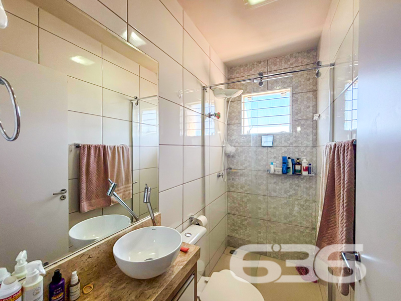 Surpreenda-se com este charmoso sobrado geminado à venda no bairro Guanabara, em Joinville/SC! Um lar planejado nos mínimos detalhes para quem busca praticidade, conforto e estilo em cada ambiente.

Com 61,19m² de área, esta residência oferece ambientes bem distribuídos em um projeto contemporâneo que valoriza cada metro quadrado. No térreo, você é recebido por uma sala de estar aconchegante e integrada à área de jantar, com iluminação moderna e um toque de sofisticação na parede em destaque.

No piso superior, dois dormitórios bem ventilados e iluminados garantem o conforto da família, além de um banheiro social com acabamento moderno.

Localizado em rua pavimentada, este imóvel está próximo a shoppings, escolas, hospitais, transporte público e diversos serviços essenciais. E o melhor: aceita animais de estimação e já conta com conexão por fibra ótica!

Bairro Guanabara – um dos mais estratégicos de Joinville, com excelente infraestrutura e fácil acesso às demais regiões da cidade.

Agende agora sua visita com a 636 Negócios Imobiliários e encante-se com o seu novo lar. Porque viver bem é uma escolha – e você merece o melhor!
 
636 NEGÓCIOS IMOBILIÁRIOS: A SUA MELHOR ESCOLHA
Com mais de 30 anos de experiência, a 636 Negócios Imobiliários é sua parceira ideal para encontrar o imóvel perfeito. Estamos prontos para ajudá-lo a fazer deste imóvel o seu novo lar.
 
Telefone: (47) 3451-0636
WhatsApp: (47) 99190-0636
 
Não perca esta oportunidade única. Visite nosso site para mais informações: i636.com.br