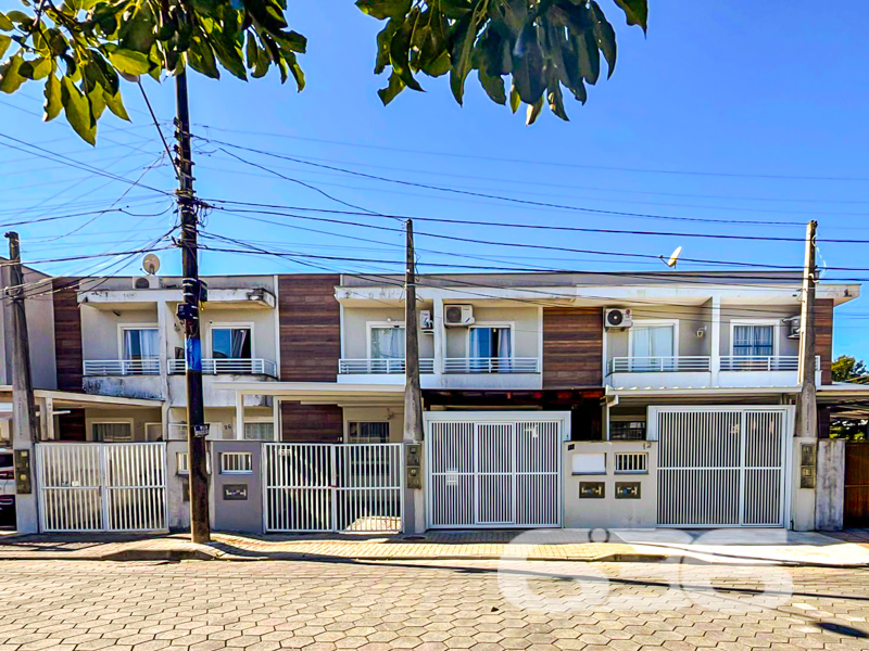 Surpreenda-se com este charmoso sobrado geminado à venda no bairro Guanabara, em Joinville/SC! Um lar planejado nos mínimos detalhes para quem busca praticidade, conforto e estilo em cada ambiente.

Com 61,19m² de área, esta residência oferece ambientes bem distribuídos em um projeto contemporâneo que valoriza cada metro quadrado. No térreo, você é recebido por uma sala de estar aconchegante e integrada à área de jantar, com iluminação moderna e um toque de sofisticação na parede em destaque.

No piso superior, dois dormitórios bem ventilados e iluminados garantem o conforto da família, além de um banheiro social com acabamento moderno.

Localizado em rua pavimentada, este imóvel está próximo a shoppings, escolas, hospitais, transporte público e diversos serviços essenciais. E o melhor: aceita animais de estimação e já conta com conexão por fibra ótica!

Bairro Guanabara – um dos mais estratégicos de Joinville, com excelente infraestrutura e fácil acesso às demais regiões da cidade.

Agende agora sua visita com a 636 Negócios Imobiliários e encante-se com o seu novo lar. Porque viver bem é uma escolha – e você merece o melhor!
 
636 NEGÓCIOS IMOBILIÁRIOS: A SUA MELHOR ESCOLHA
Com mais de 30 anos de experiência, a 636 Negócios Imobiliários é sua parceira ideal para encontrar o imóvel perfeito. Estamos prontos para ajudá-lo a fazer deste imóvel o seu novo lar.
 
Telefone: (47) 3451-0636
WhatsApp: (47) 99190-0636
 
Não perca esta oportunidade única. Visite nosso site para mais informações: i636.com.br