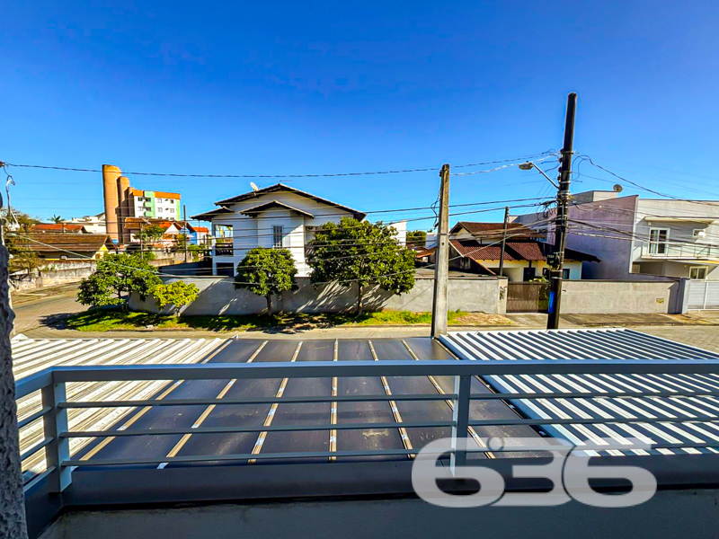 Surpreenda-se com este charmoso sobrado geminado à venda no bairro Guanabara, em Joinville/SC! Um lar planejado nos mínimos detalhes para quem busca praticidade, conforto e estilo em cada ambiente.

Com 61,19m² de área, esta residência oferece ambientes bem distribuídos em um projeto contemporâneo que valoriza cada metro quadrado. No térreo, você é recebido por uma sala de estar aconchegante e integrada à área de jantar, com iluminação moderna e um toque de sofisticação na parede em destaque.

No piso superior, dois dormitórios bem ventilados e iluminados garantem o conforto da família, além de um banheiro social com acabamento moderno.

Localizado em rua pavimentada, este imóvel está próximo a shoppings, escolas, hospitais, transporte público e diversos serviços essenciais. E o melhor: aceita animais de estimação e já conta com conexão por fibra ótica!

Bairro Guanabara – um dos mais estratégicos de Joinville, com excelente infraestrutura e fácil acesso às demais regiões da cidade.

Agende agora sua visita com a 636 Negócios Imobiliários e encante-se com o seu novo lar. Porque viver bem é uma escolha – e você merece o melhor!
 
636 NEGÓCIOS IMOBILIÁRIOS: A SUA MELHOR ESCOLHA
Com mais de 30 anos de experiência, a 636 Negócios Imobiliários é sua parceira ideal para encontrar o imóvel perfeito. Estamos prontos para ajudá-lo a fazer deste imóvel o seu novo lar.
 
Telefone: (47) 3451-0636
WhatsApp: (47) 99190-0636
 
Não perca esta oportunidade única. Visite nosso site para mais informações: i636.com.br
