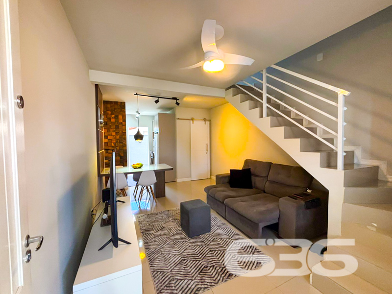 Surpreenda-se com este charmoso sobrado geminado à venda no bairro Guanabara, em Joinville/SC! Um lar planejado nos mínimos detalhes para quem busca praticidade, conforto e estilo em cada ambiente.

Com 61,19m² de área, esta residência oferece ambientes bem distribuídos em um projeto contemporâneo que valoriza cada metro quadrado. No térreo, você é recebido por uma sala de estar aconchegante e integrada à área de jantar, com iluminação moderna e um toque de sofisticação na parede em destaque.

No piso superior, dois dormitórios bem ventilados e iluminados garantem o conforto da família, além de um banheiro social com acabamento moderno.

Localizado em rua pavimentada, este imóvel está próximo a shoppings, escolas, hospitais, transporte público e diversos serviços essenciais. E o melhor: aceita animais de estimação e já conta com conexão por fibra ótica!

Bairro Guanabara – um dos mais estratégicos de Joinville, com excelente infraestrutura e fácil acesso às demais regiões da cidade.

Agende agora sua visita com a 636 Negócios Imobiliários e encante-se com o seu novo lar. Porque viver bem é uma escolha – e você merece o melhor!
 
636 NEGÓCIOS IMOBILIÁRIOS: A SUA MELHOR ESCOLHA
Com mais de 30 anos de experiência, a 636 Negócios Imobiliários é sua parceira ideal para encontrar o imóvel perfeito. Estamos prontos para ajudá-lo a fazer deste imóvel o seu novo lar.
 
Telefone: (47) 3451-0636
WhatsApp: (47) 99190-0636
 
Não perca esta oportunidade única. Visite nosso site para mais informações: i636.com.br