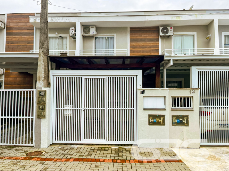 Surpreenda-se com este charmoso sobrado geminado à venda no bairro Guanabara, em Joinville/SC! Um lar planejado nos mínimos detalhes para quem busca praticidade, conforto e estilo em cada ambiente.

Com 61,19m² de área, esta residência oferece ambientes bem distribuídos em um projeto contemporâneo que valoriza cada metro quadrado. No térreo, você é recebido por uma sala de estar aconchegante e integrada à área de jantar, com iluminação moderna e um toque de sofisticação na parede em destaque.

No piso superior, dois dormitórios bem ventilados e iluminados garantem o conforto da família, além de um banheiro social com acabamento moderno.

Localizado em rua pavimentada, este imóvel está próximo a shoppings, escolas, hospitais, transporte público e diversos serviços essenciais. E o melhor: aceita animais de estimação e já conta com conexão por fibra ótica!

Bairro Guanabara – um dos mais estratégicos de Joinville, com excelente infraestrutura e fácil acesso às demais regiões da cidade.

Agende agora sua visita com a 636 Negócios Imobiliários e encante-se com o seu novo lar. Porque viver bem é uma escolha – e você merece o melhor!
 
636 NEGÓCIOS IMOBILIÁRIOS: A SUA MELHOR ESCOLHA
Com mais de 30 anos de experiência, a 636 Negócios Imobiliários é sua parceira ideal para encontrar o imóvel perfeito. Estamos prontos para ajudá-lo a fazer deste imóvel o seu novo lar.
 
Telefone: (47) 3451-0636
WhatsApp: (47) 99190-0636
 
Não perca esta oportunidade única. Visite nosso site para mais informações: i636.com.br