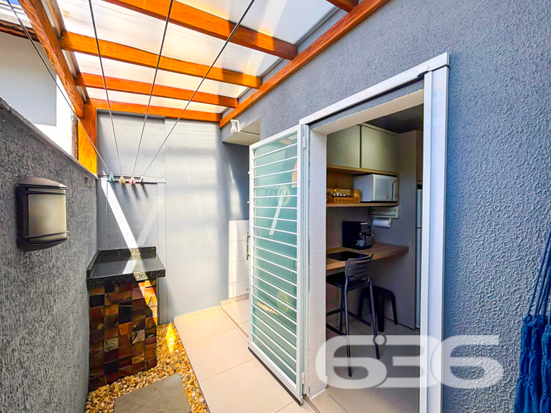 Surpreenda-se com este charmoso sobrado geminado à venda no bairro Guanabara, em Joinville/SC! Um lar planejado nos mínimos detalhes para quem busca praticidade, conforto e estilo em cada ambiente.

Com 61,19m² de área, esta residência oferece ambientes bem distribuídos em um projeto contemporâneo que valoriza cada metro quadrado. No térreo, você é recebido por uma sala de estar aconchegante e integrada à área de jantar, com iluminação moderna e um toque de sofisticação na parede em destaque.

No piso superior, dois dormitórios bem ventilados e iluminados garantem o conforto da família, além de um banheiro social com acabamento moderno.

Localizado em rua pavimentada, este imóvel está próximo a shoppings, escolas, hospitais, transporte público e diversos serviços essenciais. E o melhor: aceita animais de estimação e já conta com conexão por fibra ótica!

Bairro Guanabara – um dos mais estratégicos de Joinville, com excelente infraestrutura e fácil acesso às demais regiões da cidade.

Agende agora sua visita com a 636 Negócios Imobiliários e encante-se com o seu novo lar. Porque viver bem é uma escolha – e você merece o melhor!
 
636 NEGÓCIOS IMOBILIÁRIOS: A SUA MELHOR ESCOLHA
Com mais de 30 anos de experiência, a 636 Negócios Imobiliários é sua parceira ideal para encontrar o imóvel perfeito. Estamos prontos para ajudá-lo a fazer deste imóvel o seu novo lar.
 
Telefone: (47) 3451-0636
WhatsApp: (47) 99190-0636
 
Não perca esta oportunidade única. Visite nosso site para mais informações: i636.com.br