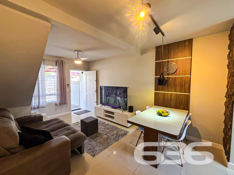 Surpreenda-se com este charmoso sobrado geminado à venda no bairro Guanabara, em Joinville/SC! Um lar planejado nos mínimos detalhes para quem busca praticidade, conforto e estilo em cada ambiente.

Com 61,19m² de área, esta residência oferece ambientes bem distribuídos em um projeto contemporâneo que valoriza cada metro quadrado. No térreo, você é recebido por uma sala de estar aconchegante e integrada à área de jantar, com iluminação moderna e um toque de sofisticação na parede em destaque.

No piso superior, dois dormitórios bem ventilados e iluminados garantem o conforto da família, além de um banheiro social com acabamento moderno.

Localizado em rua pavimentada, este imóvel está próximo a shoppings, escolas, hospitais, transporte público e diversos serviços essenciais. E o melhor: aceita animais de estimação e já conta com conexão por fibra ótica!

Bairro Guanabara – um dos mais estratégicos de Joinville, com excelente infraestrutura e fácil acesso às demais regiões da cidade.

Agende agora sua visita com a 636 Negócios Imobiliários e encante-se com o seu novo lar. Porque viver bem é uma escolha – e você merece o melhor!
 
636 NEGÓCIOS IMOBILIÁRIOS: A SUA MELHOR ESCOLHA
Com mais de 30 anos de experiência, a 636 Negócios Imobiliários é sua parceira ideal para encontrar o imóvel perfeito. Estamos prontos para ajudá-lo a fazer deste imóvel o seu novo lar.
 
Telefone: (47) 3451-0636
WhatsApp: (47) 99190-0636
 
Não perca esta oportunidade única. Visite nosso site para mais informações: i636.com.br