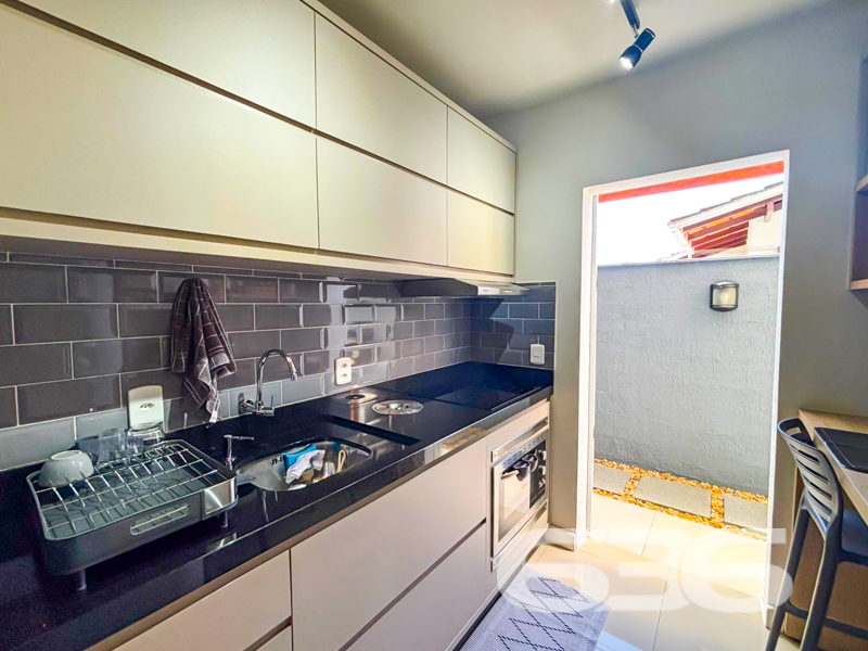 Surpreenda-se com este charmoso sobrado geminado à venda no bairro Guanabara, em Joinville/SC! Um lar planejado nos mínimos detalhes para quem busca praticidade, conforto e estilo em cada ambiente.

Com 61,19m² de área, esta residência oferece ambientes bem distribuídos em um projeto contemporâneo que valoriza cada metro quadrado. No térreo, você é recebido por uma sala de estar aconchegante e integrada à área de jantar, com iluminação moderna e um toque de sofisticação na parede em destaque.

No piso superior, dois dormitórios bem ventilados e iluminados garantem o conforto da família, além de um banheiro social com acabamento moderno.

Localizado em rua pavimentada, este imóvel está próximo a shoppings, escolas, hospitais, transporte público e diversos serviços essenciais. E o melhor: aceita animais de estimação e já conta com conexão por fibra ótica!

Bairro Guanabara – um dos mais estratégicos de Joinville, com excelente infraestrutura e fácil acesso às demais regiões da cidade.

Agende agora sua visita com a 636 Negócios Imobiliários e encante-se com o seu novo lar. Porque viver bem é uma escolha – e você merece o melhor!
 
636 NEGÓCIOS IMOBILIÁRIOS: A SUA MELHOR ESCOLHA
Com mais de 30 anos de experiência, a 636 Negócios Imobiliários é sua parceira ideal para encontrar o imóvel perfeito. Estamos prontos para ajudá-lo a fazer deste imóvel o seu novo lar.
 
Telefone: (47) 3451-0636
WhatsApp: (47) 99190-0636
 
Não perca esta oportunidade única. Visite nosso site para mais informações: i636.com.br