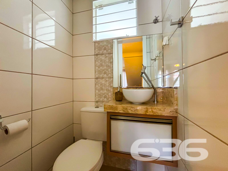 Surpreenda-se com este charmoso sobrado geminado à venda no bairro Guanabara, em Joinville/SC! Um lar planejado nos mínimos detalhes para quem busca praticidade, conforto e estilo em cada ambiente.

Com 61,19m² de área, esta residência oferece ambientes bem distribuídos em um projeto contemporâneo que valoriza cada metro quadrado. No térreo, você é recebido por uma sala de estar aconchegante e integrada à área de jantar, com iluminação moderna e um toque de sofisticação na parede em destaque.

No piso superior, dois dormitórios bem ventilados e iluminados garantem o conforto da família, além de um banheiro social com acabamento moderno.

Localizado em rua pavimentada, este imóvel está próximo a shoppings, escolas, hospitais, transporte público e diversos serviços essenciais. E o melhor: aceita animais de estimação e já conta com conexão por fibra ótica!

Bairro Guanabara – um dos mais estratégicos de Joinville, com excelente infraestrutura e fácil acesso às demais regiões da cidade.

Agende agora sua visita com a 636 Negócios Imobiliários e encante-se com o seu novo lar. Porque viver bem é uma escolha – e você merece o melhor!
 
636 NEGÓCIOS IMOBILIÁRIOS: A SUA MELHOR ESCOLHA
Com mais de 30 anos de experiência, a 636 Negócios Imobiliários é sua parceira ideal para encontrar o imóvel perfeito. Estamos prontos para ajudá-lo a fazer deste imóvel o seu novo lar.
 
Telefone: (47) 3451-0636
WhatsApp: (47) 99190-0636
 
Não perca esta oportunidade única. Visite nosso site para mais informações: i636.com.br