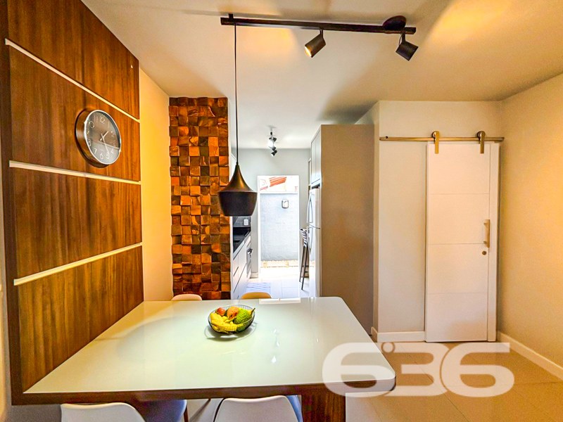 Surpreenda-se com este charmoso sobrado geminado à venda no bairro Guanabara, em Joinville/SC! Um lar planejado nos mínimos detalhes para quem busca praticidade, conforto e estilo em cada ambiente.

Com 61,19m² de área, esta residência oferece ambientes bem distribuídos em um projeto contemporâneo que valoriza cada metro quadrado. No térreo, você é recebido por uma sala de estar aconchegante e integrada à área de jantar, com iluminação moderna e um toque de sofisticação na parede em destaque.

No piso superior, dois dormitórios bem ventilados e iluminados garantem o conforto da família, além de um banheiro social com acabamento moderno.

Localizado em rua pavimentada, este imóvel está próximo a shoppings, escolas, hospitais, transporte público e diversos serviços essenciais. E o melhor: aceita animais de estimação e já conta com conexão por fibra ótica!

Bairro Guanabara – um dos mais estratégicos de Joinville, com excelente infraestrutura e fácil acesso às demais regiões da cidade.

Agende agora sua visita com a 636 Negócios Imobiliários e encante-se com o seu novo lar. Porque viver bem é uma escolha – e você merece o melhor!
 
636 NEGÓCIOS IMOBILIÁRIOS: A SUA MELHOR ESCOLHA
Com mais de 30 anos de experiência, a 636 Negócios Imobiliários é sua parceira ideal para encontrar o imóvel perfeito. Estamos prontos para ajudá-lo a fazer deste imóvel o seu novo lar.
 
Telefone: (47) 3451-0636
WhatsApp: (47) 99190-0636
 
Não perca esta oportunidade única. Visite nosso site para mais informações: i636.com.br