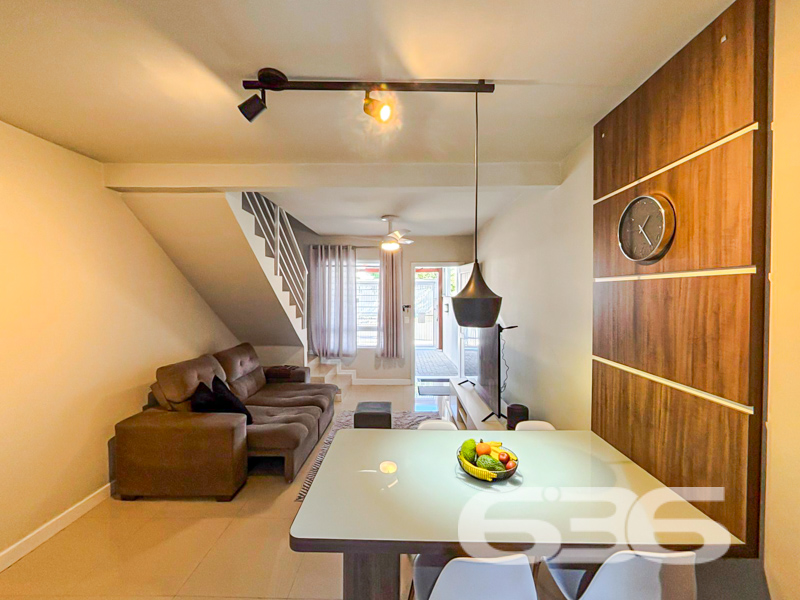 Surpreenda-se com este charmoso sobrado geminado à venda no bairro Guanabara, em Joinville/SC! Um lar planejado nos mínimos detalhes para quem busca praticidade, conforto e estilo em cada ambiente.

Com 61,19m² de área, esta residência oferece ambientes bem distribuídos em um projeto contemporâneo que valoriza cada metro quadrado. No térreo, você é recebido por uma sala de estar aconchegante e integrada à área de jantar, com iluminação moderna e um toque de sofisticação na parede em destaque.

No piso superior, dois dormitórios bem ventilados e iluminados garantem o conforto da família, além de um banheiro social com acabamento moderno.

Localizado em rua pavimentada, este imóvel está próximo a shoppings, escolas, hospitais, transporte público e diversos serviços essenciais. E o melhor: aceita animais de estimação e já conta com conexão por fibra ótica!

Bairro Guanabara – um dos mais estratégicos de Joinville, com excelente infraestrutura e fácil acesso às demais regiões da cidade.

Agende agora sua visita com a 636 Negócios Imobiliários e encante-se com o seu novo lar. Porque viver bem é uma escolha – e você merece o melhor!
 
636 NEGÓCIOS IMOBILIÁRIOS: A SUA MELHOR ESCOLHA
Com mais de 30 anos de experiência, a 636 Negócios Imobiliários é sua parceira ideal para encontrar o imóvel perfeito. Estamos prontos para ajudá-lo a fazer deste imóvel o seu novo lar.
 
Telefone: (47) 3451-0636
WhatsApp: (47) 99190-0636
 
Não perca esta oportunidade única. Visite nosso site para mais informações: i636.com.br