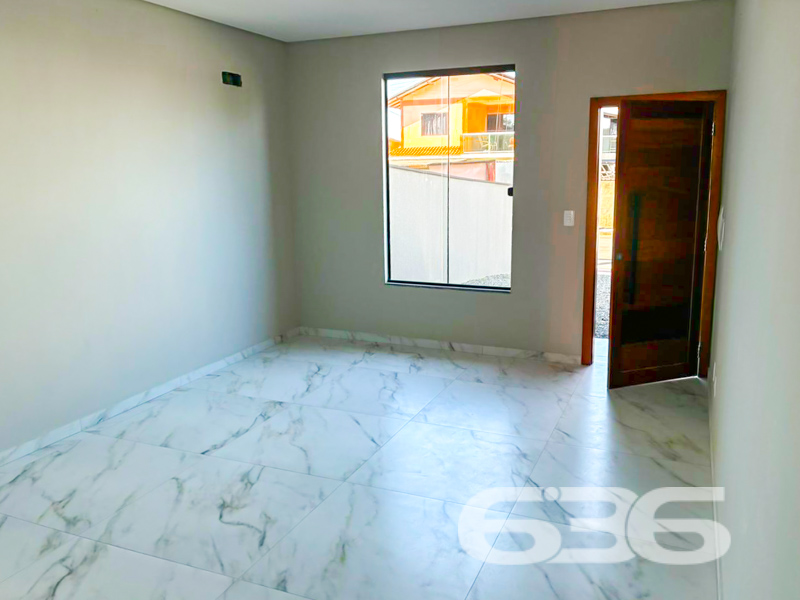 Descubra o seu novo lar em Joinville - Bairro Aventureiro

Apresentamos a você a sua próxima residência, um imóvel incrível. Situada no charmoso bairro Aventureiro, esta residência geminada combina conforto, praticidade e uma localização estratégica. Com área de 53,14 m², esta casa é o refúgio ideal para quem busca qualidade de vida em um dos mais promissores bairros de Joinville, Santa Catarina.

Ao adentrar esta residência térrea, você será recebido por uma sala de estar acolhedora, que se integra harmoniosamente à sala de jantar, criando um ambiente perfeito para receber amigos e familiares. A planta bem planejada também abriga dois confortáveis dormitórios, um banheiro principal e um lavabo que facilitam o dia a dia da família. Evite preocupações com segurança e praticidade com um portão eletrônico, quintal murado e estacionamento coberto para dois veículos.

A localização estratégica desta moradia proporciona fácil acesso a vias principais, oferecendo mobilidade rápida a diversos pontos da cidade. Este imóvel está posicionado na face norte, garantindo boa iluminação natural ao longo do dia. Para quem valoriza conveniência, a proximidade de shopping centers, escolas, hospitais e serviços públicos essenciais é um grande diferencial.

A topografia plana e a geometria regular do terreno com área total de 114,00 m² oferecem múltiplas possibilidades de uso, enquanto a área de serviço e o espaço de fundos oferecem o auxílio necessário para a rotina doméstica. Configurada para permitir animais, esta residência geminada é o cenário perfeito para construir memórias inesquecíveis com sua família e amigos.

Esta é mais do que uma oportunidade - é a chance de transformar uma casa em um lar repleto de conforto e alegria. E para tornar isso realidade, conte com a experiência de 30 anos da 636 Negócios Imobiliários, sua parceira ideal na busca pelo imóvel perfeito. Estamos comprometidos em ajudar você a realizar este sonho!

Entre em contato agora mesmo para saber mais e agende uma visita! Não perca esta oportunidade única de viver bem! 

636 NEGÓCIOS IMOBILIÁRIOS: A SUA MELHOR ESCOLHA
Com mais de 30 anos de experiência, a 636 Negócios Imobiliários é sua parceira ideal para encontrar o imóvel perfeito. Estamos prontos para ajudá-lo a fazer deste imóvel o seu novo lar.
 
Telefone: (47) 3451-0636
WhatsApp: (47) 99190-0636
 
Não perca esta oportunidade única. Visite nosso site para mais informações: i636.com.br