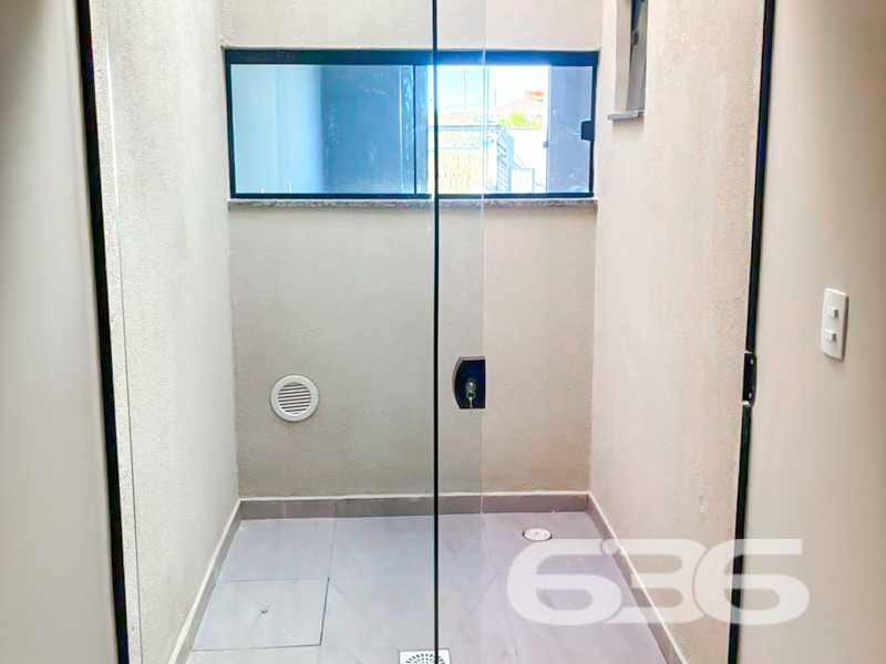 Descubra o seu novo lar em Joinville - Bairro Aventureiro

Apresentamos a você a sua próxima residência, um imóvel incrível. Situada no charmoso bairro Aventureiro, esta residência geminada combina conforto, praticidade e uma localização estratégica. Com área de 53,14 m², esta casa é o refúgio ideal para quem busca qualidade de vida em um dos mais promissores bairros de Joinville, Santa Catarina.

Ao adentrar esta residência térrea, você será recebido por uma sala de estar acolhedora, que se integra harmoniosamente à sala de jantar, criando um ambiente perfeito para receber amigos e familiares. A planta bem planejada também abriga dois confortáveis dormitórios, um banheiro principal e um lavabo que facilitam o dia a dia da família. Evite preocupações com segurança e praticidade com um portão eletrônico, quintal murado e estacionamento coberto para dois veículos.

A localização estratégica desta moradia proporciona fácil acesso a vias principais, oferecendo mobilidade rápida a diversos pontos da cidade. Este imóvel está posicionado na face norte, garantindo boa iluminação natural ao longo do dia. Para quem valoriza conveniência, a proximidade de shopping centers, escolas, hospitais e serviços públicos essenciais é um grande diferencial.

A topografia plana e a geometria regular do terreno com área total de 114,00 m² oferecem múltiplas possibilidades de uso, enquanto a área de serviço e o espaço de fundos oferecem o auxílio necessário para a rotina doméstica. Configurada para permitir animais, esta residência geminada é o cenário perfeito para construir memórias inesquecíveis com sua família e amigos.

Esta é mais do que uma oportunidade - é a chance de transformar uma casa em um lar repleto de conforto e alegria. E para tornar isso realidade, conte com a experiência de 30 anos da 636 Negócios Imobiliários, sua parceira ideal na busca pelo imóvel perfeito. Estamos comprometidos em ajudar você a realizar este sonho!

Entre em contato agora mesmo para saber mais e agende uma visita! Não perca esta oportunidade única de viver bem! 

636 NEGÓCIOS IMOBILIÁRIOS: A SUA MELHOR ESCOLHA
Com mais de 30 anos de experiência, a 636 Negócios Imobiliários é sua parceira ideal para encontrar o imóvel perfeito. Estamos prontos para ajudá-lo a fazer deste imóvel o seu novo lar.
 
Telefone: (47) 3451-0636
WhatsApp: (47) 99190-0636
 
Não perca esta oportunidade única. Visite nosso site para mais informações: i636.com.br